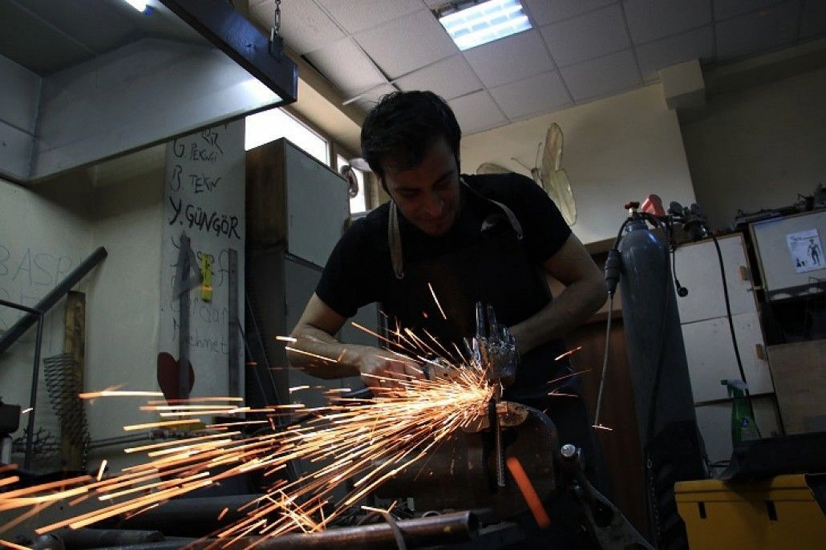 Her atık çöp değil, metali sanata çeviren 'Demir Adam'