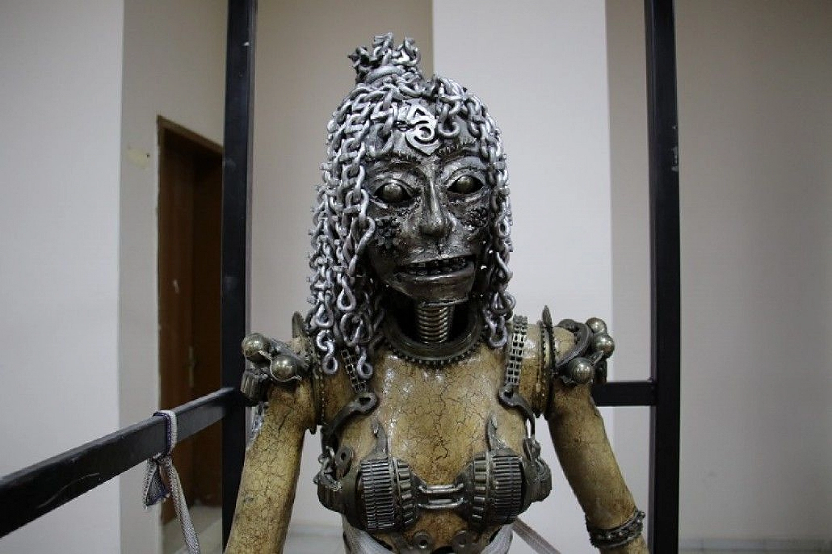 Her atık çöp değil, metali sanata çeviren 'Demir Adam'