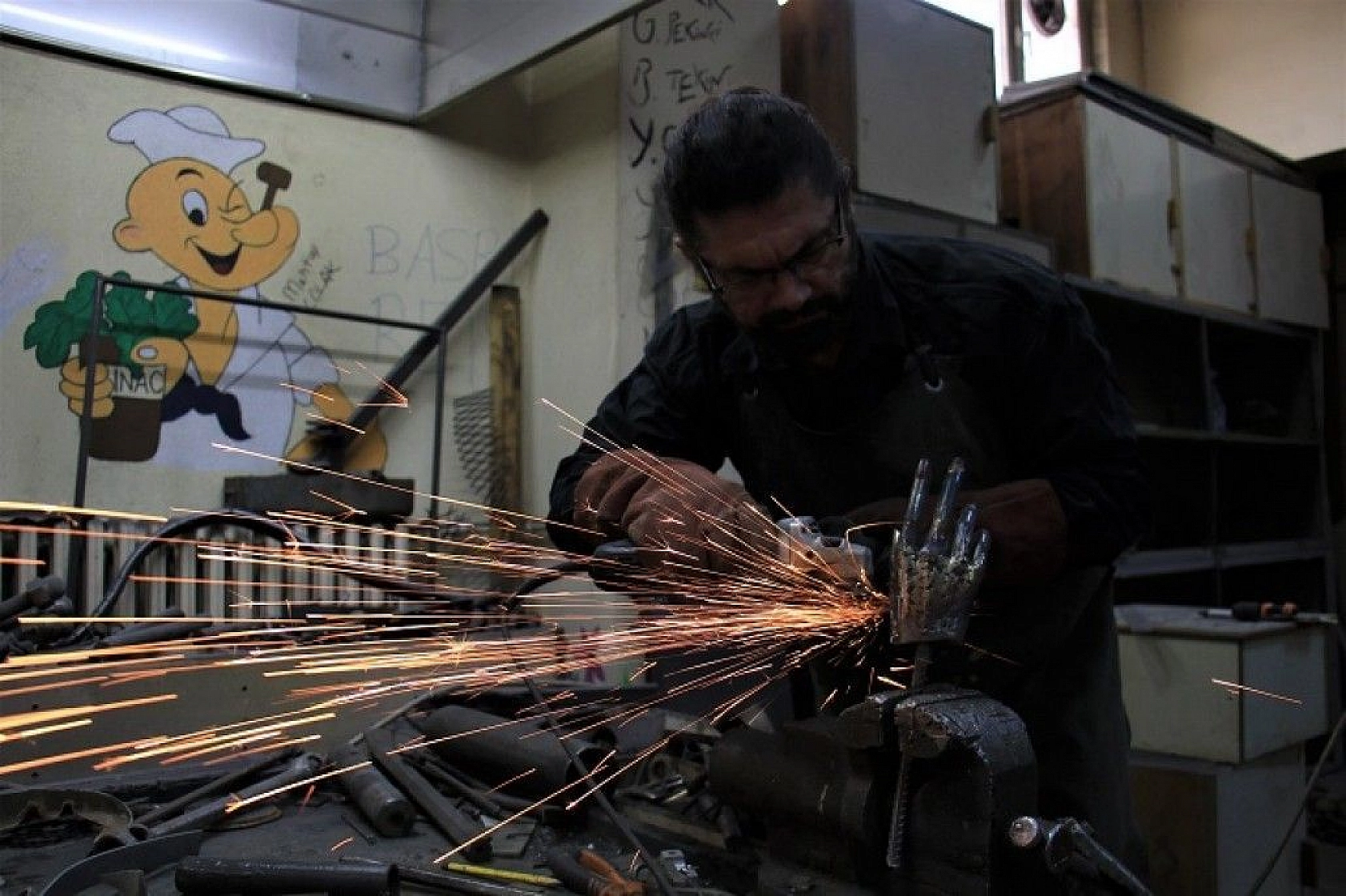 Her atık çöp değil, metali sanata çeviren 'Demir Adam'