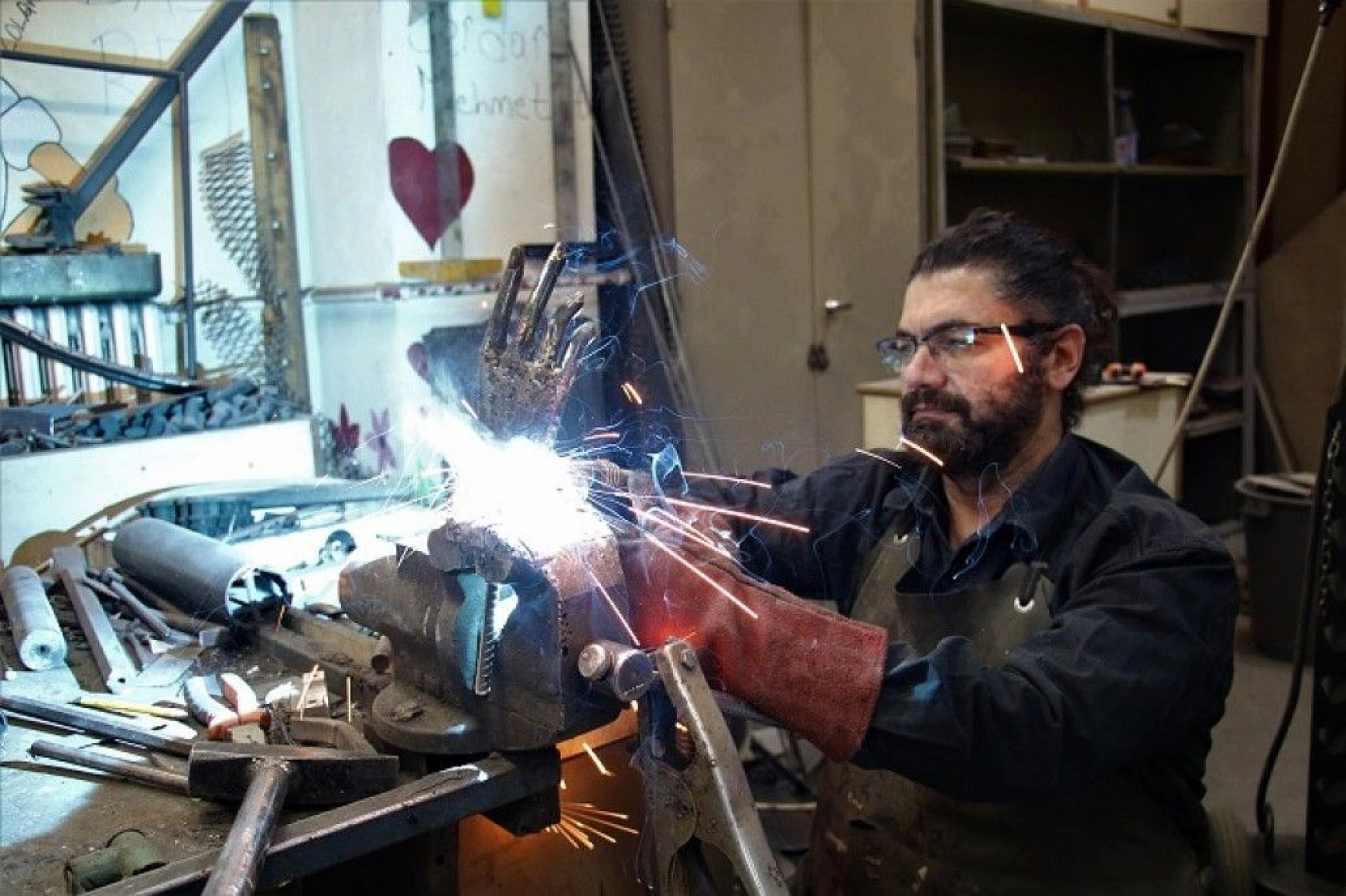 Her atık çöp değil, metali sanata çeviren 'Demir Adam'