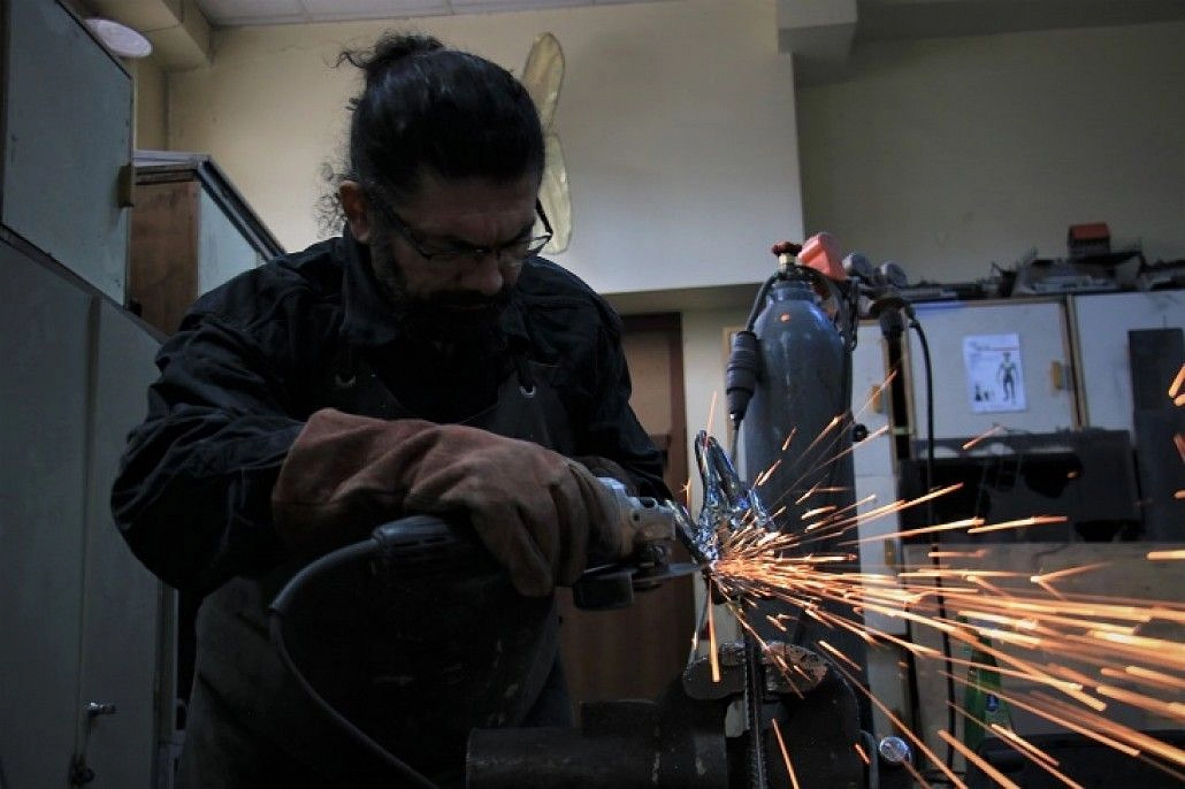 Her atık çöp değil, metali sanata çeviren 'Demir Adam'