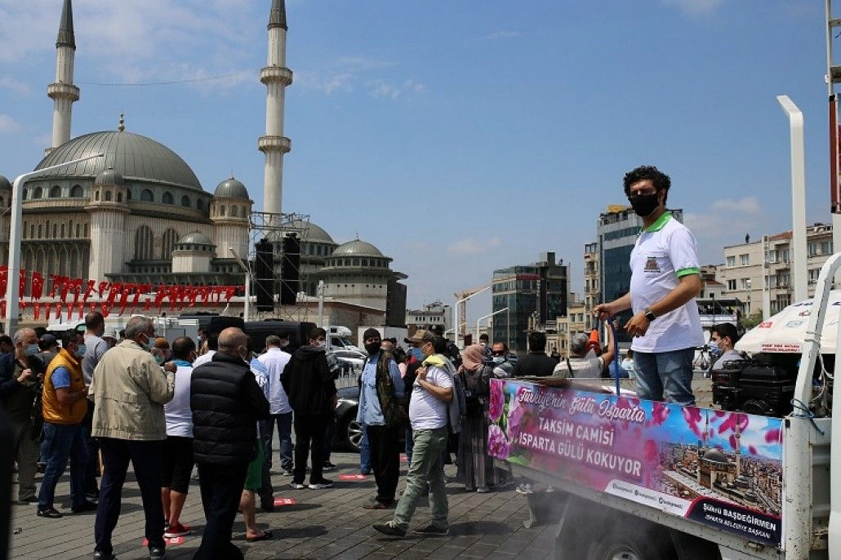 Taksim Camii ibadete açıldı