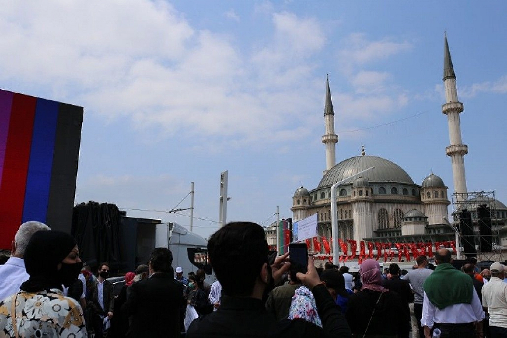 Taksim Camii ibadete açıldı