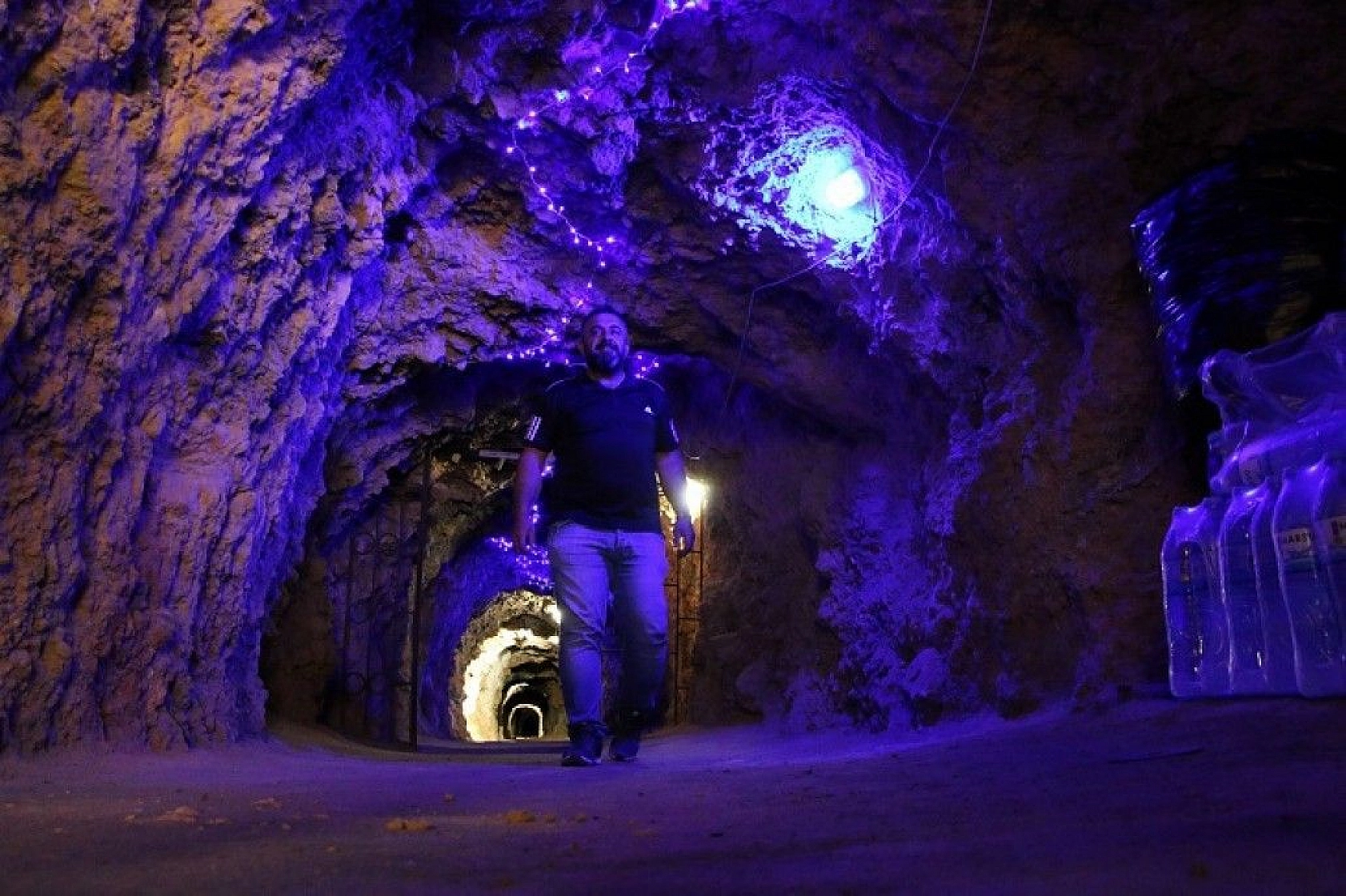 420 metre uzunluğundaki tünel lokantaya, yemeğe değil, serinlemeye geliyorlar