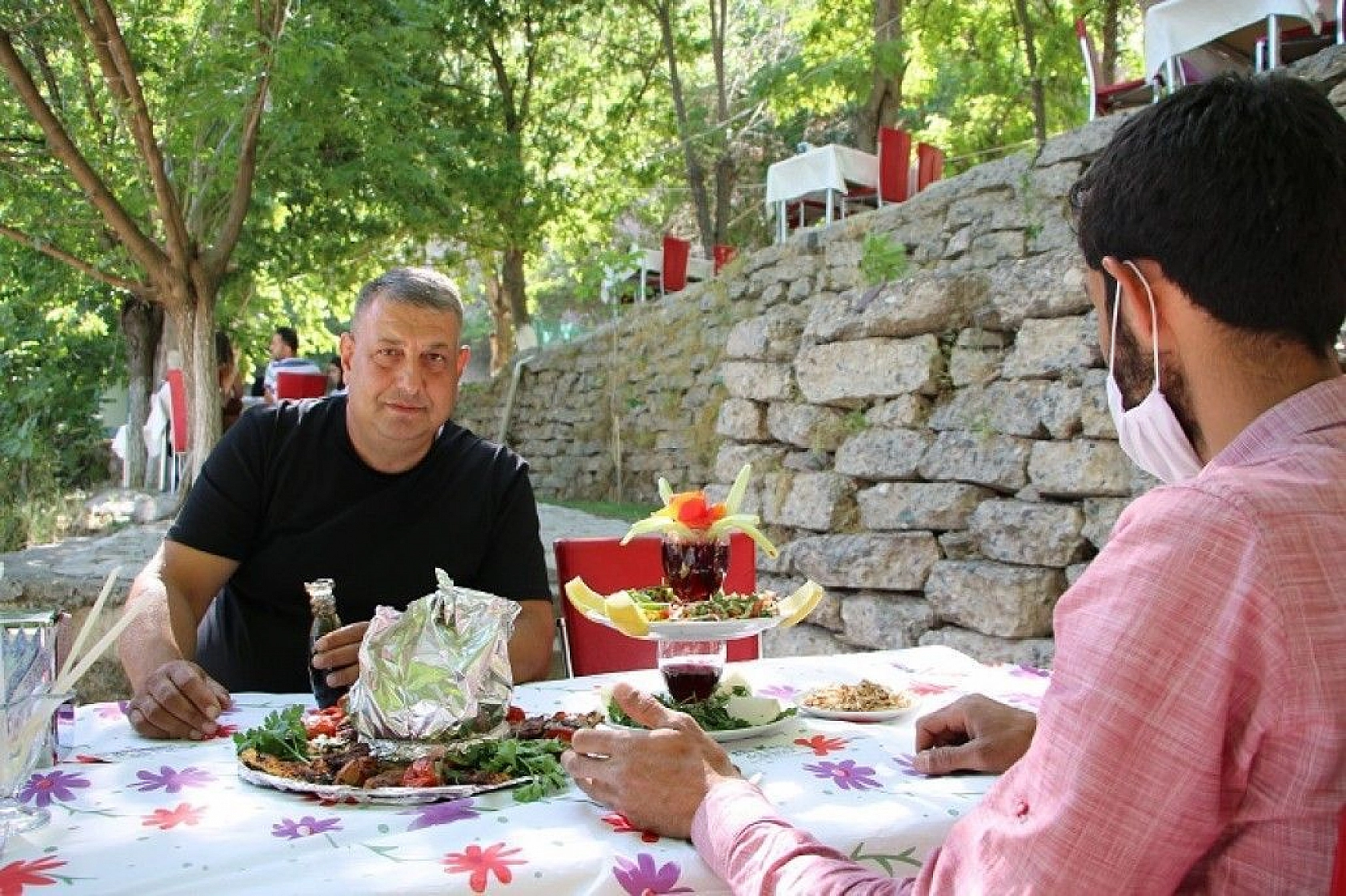 420 metre uzunluğundaki tünel lokantaya, yemeğe değil, serinlemeye geliyorlar