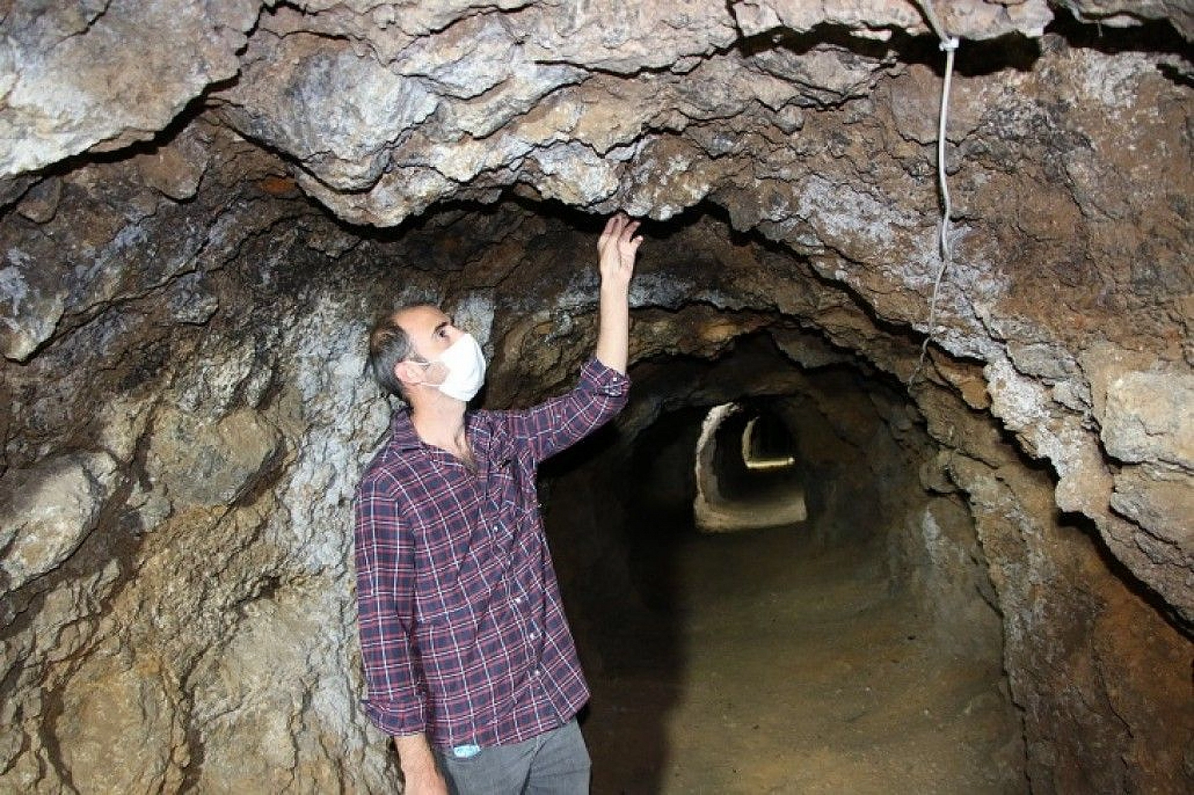 420 metre uzunluğundaki tünel lokantaya, yemeğe değil, serinlemeye geliyorlar