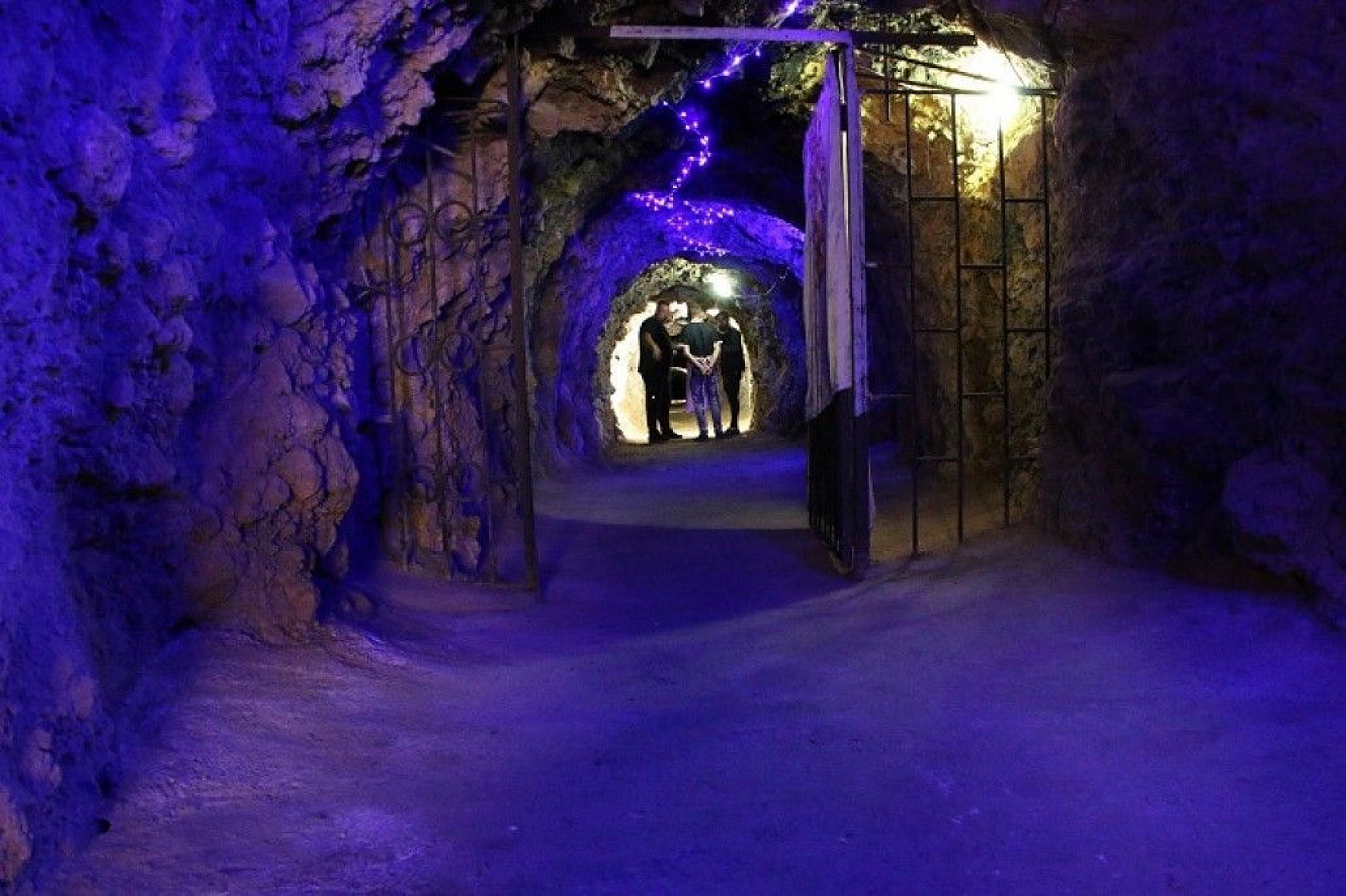 420 metre uzunluğundaki tünel lokantaya, yemeğe değil, serinlemeye geliyorlar