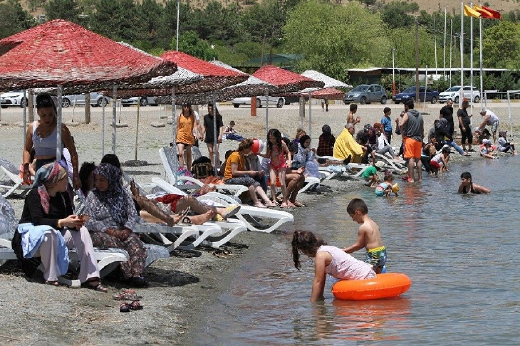Doğunun gizli denizi Hazar Gölü, misafirlerini ağırlamaya başladı