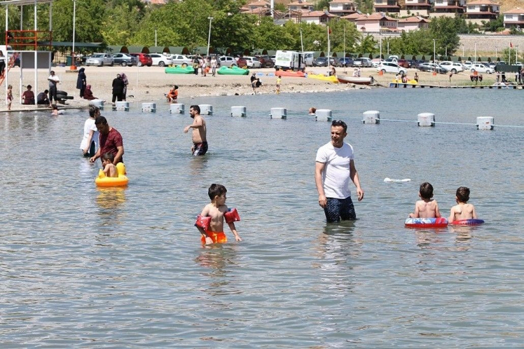Doğunun gizli denizi Hazar Gölü, misafirlerini ağırlamaya başladı