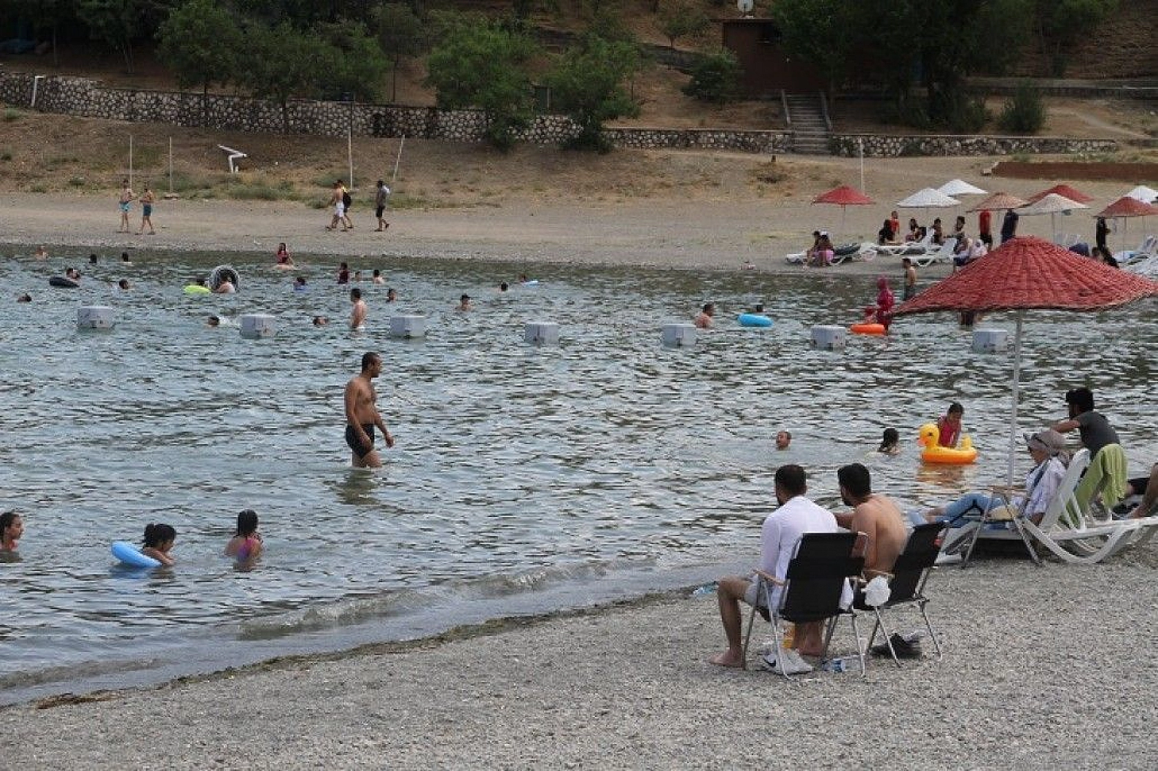 Ege ve Akdeniz sahillerini aratmayan Hazar Gölü, bayram tatilini fırsat bilenlerin akınına uğradı