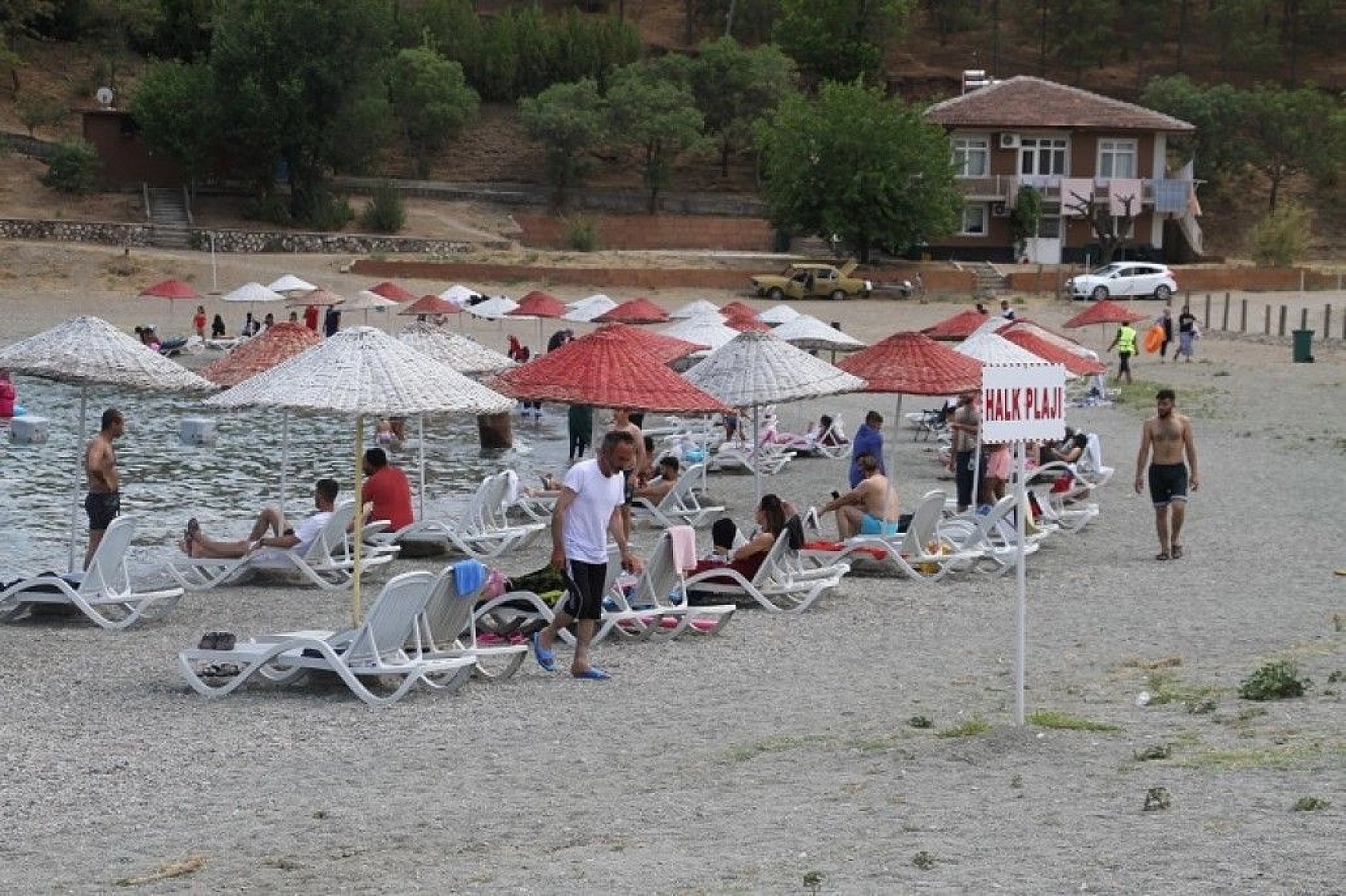 Ege ve Akdeniz sahillerini aratmayan Hazar Gölü, bayram tatilini fırsat bilenlerin akınına uğradı