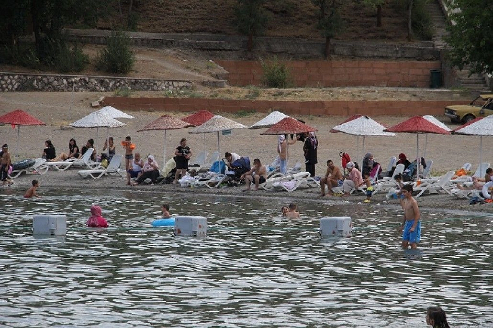 Ege ve Akdeniz sahillerini aratmayan Hazar Gölü, bayram tatilini fırsat bilenlerin akınına uğradı