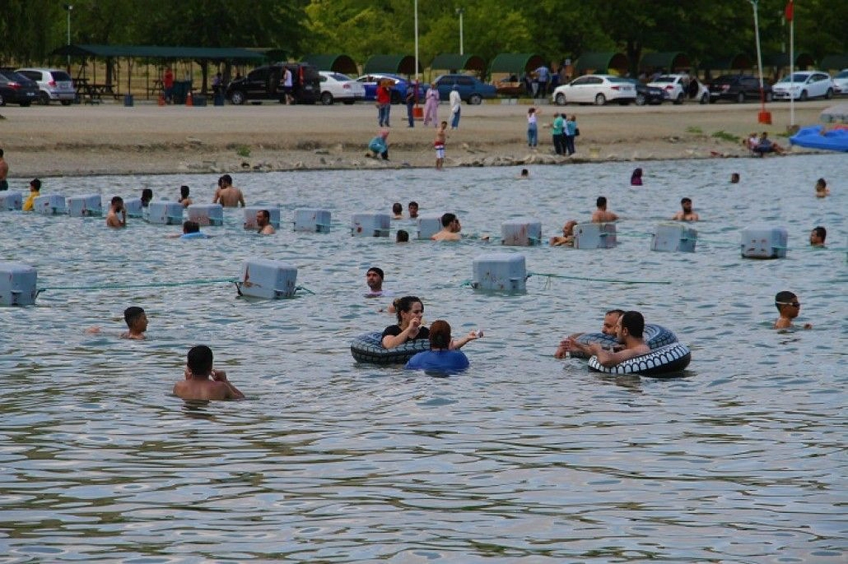 Ege ve Akdeniz sahillerini aratmayan Hazar Gölü, bayram tatilini fırsat bilenlerin akınına uğradı