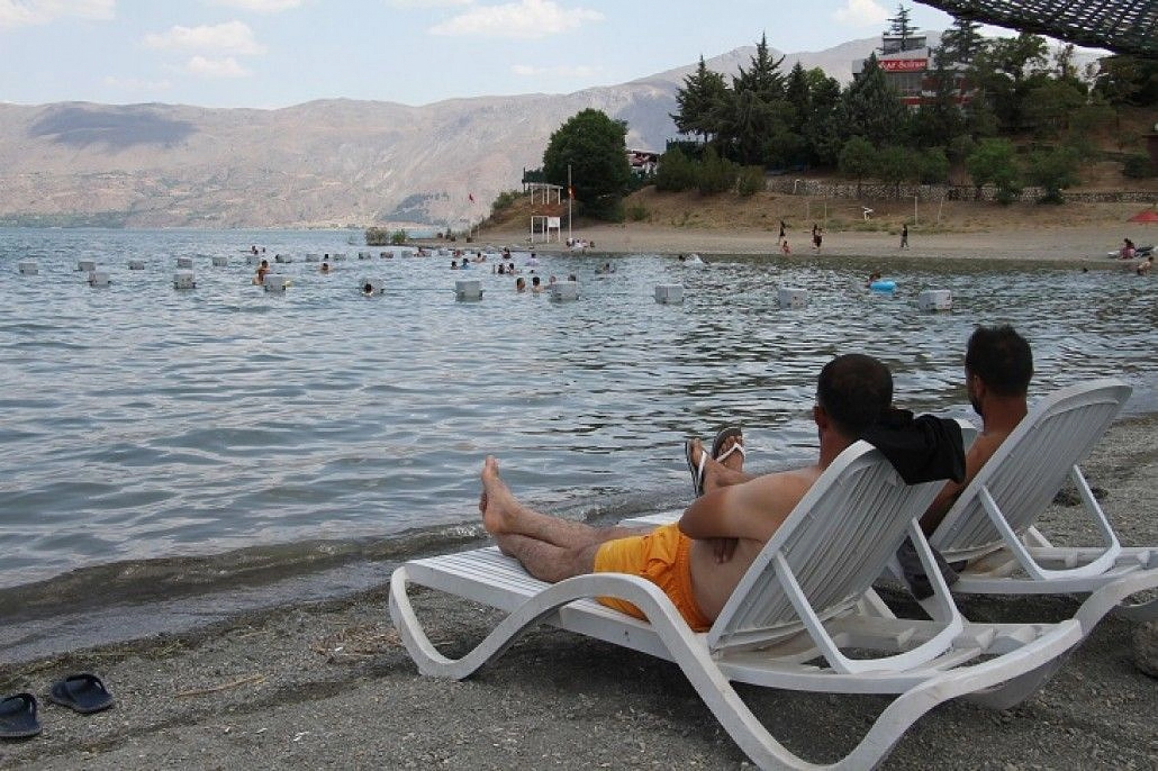 Ege ve Akdeniz sahillerini aratmayan Hazar Gölü, bayram tatilini fırsat bilenlerin akınına uğradı