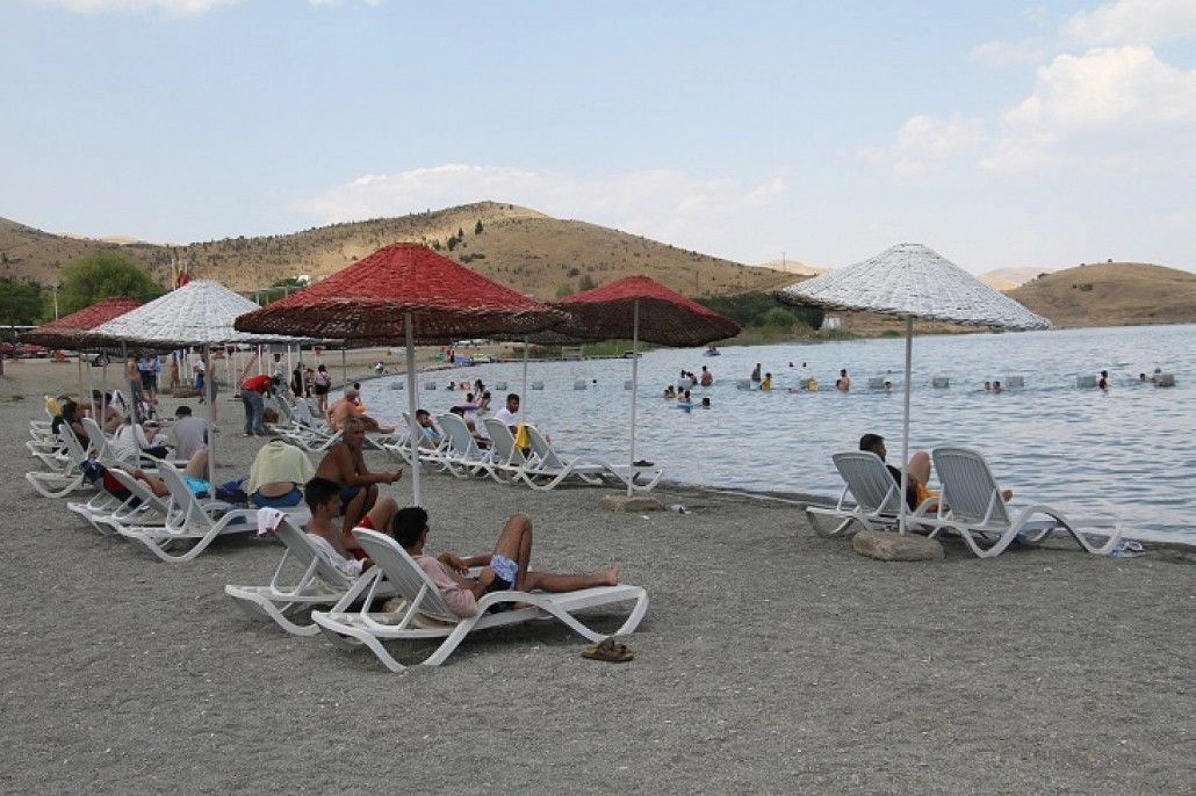 Ege ve Akdeniz sahillerini aratmayan Hazar Gölü, bayram tatilini fırsat bilenlerin akınına uğradı