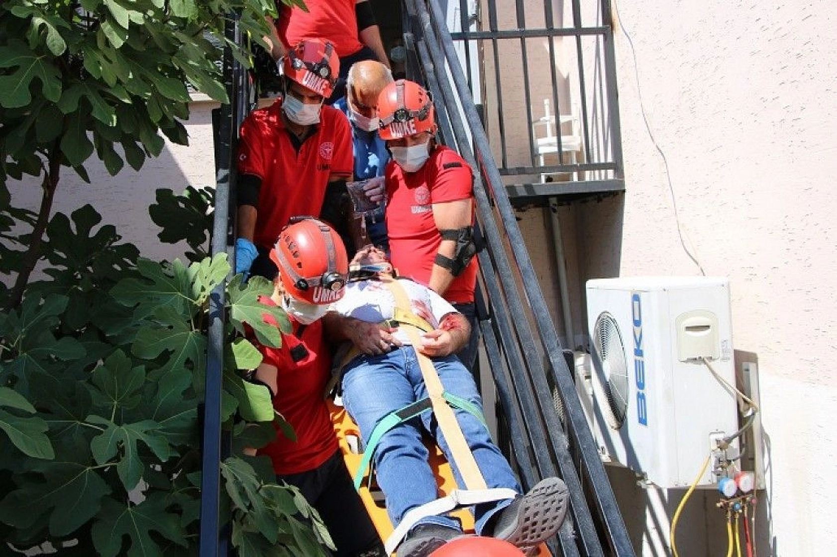Elazığ'da deprem ve yangın tatbikatı nefes kesti