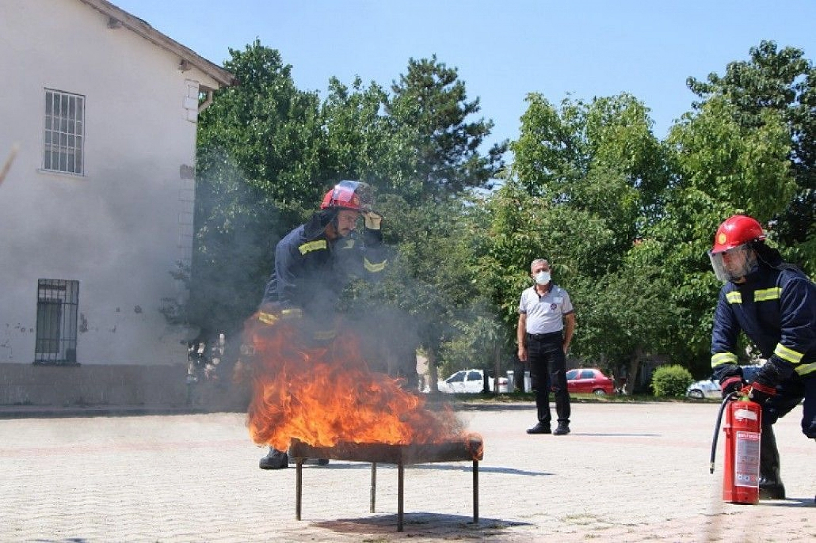 Elazığ'da deprem ve yangın tatbikatı nefes kesti
