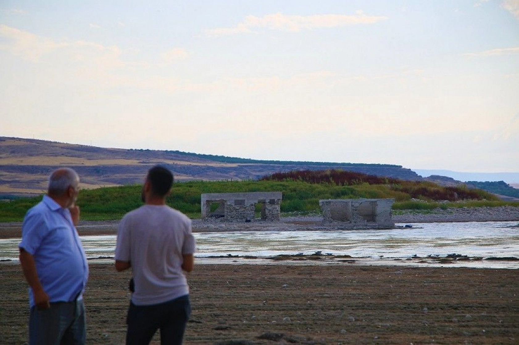 Elazığ'da kuraklık nedeni ile sular çekildi, 75 yıllık okul gün yüzüne çıktı