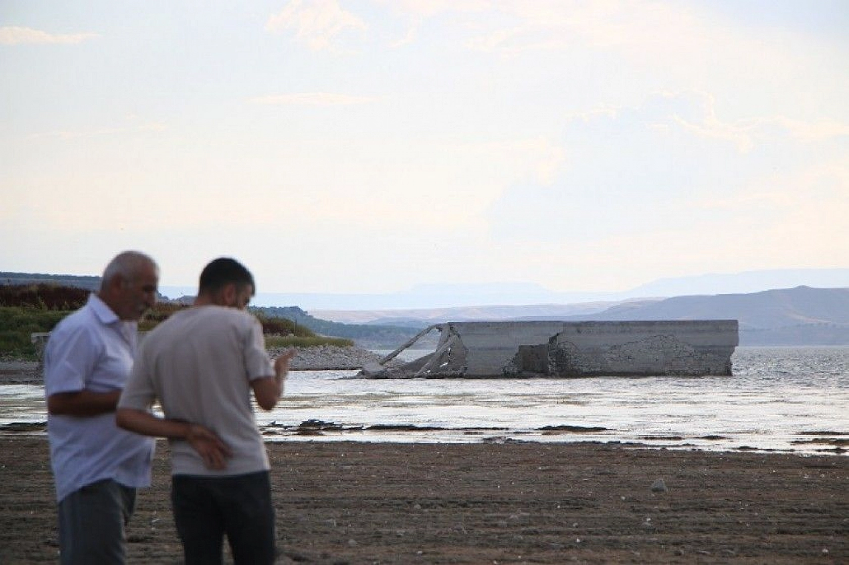 Elazığ'da kuraklık nedeni ile sular çekildi, 75 yıllık okul gün yüzüne çıktı