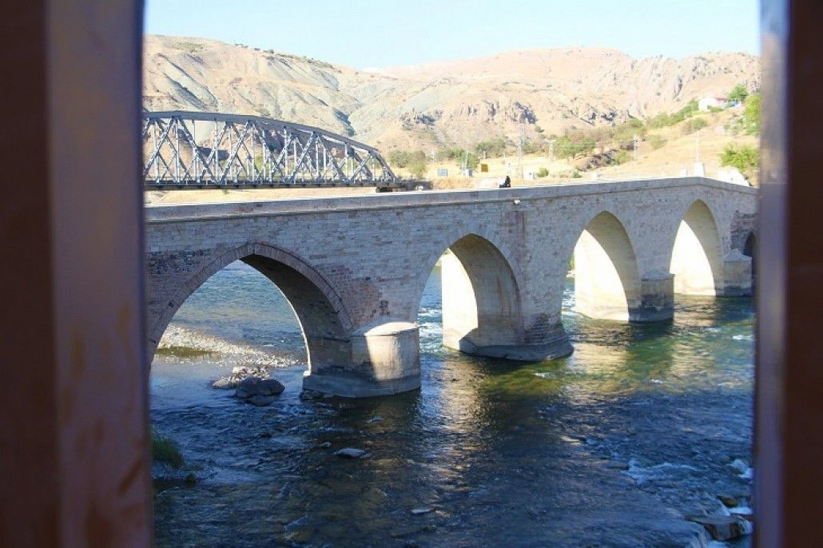 Yüzlerce yıllık Palu Köprüsü tarihe meydan okuyor