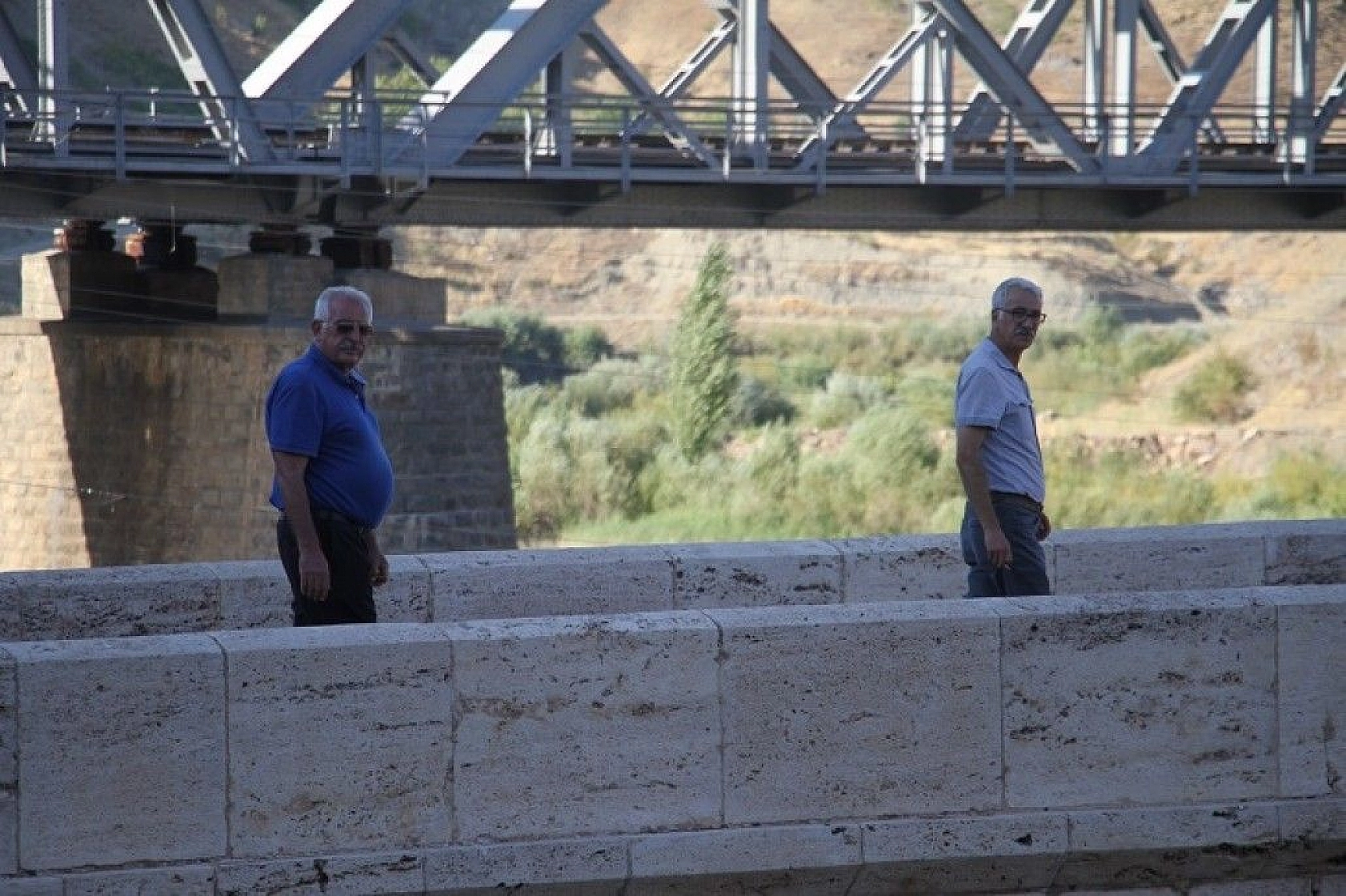 Yüzlerce yıllık Palu Köprüsü tarihe meydan okuyor