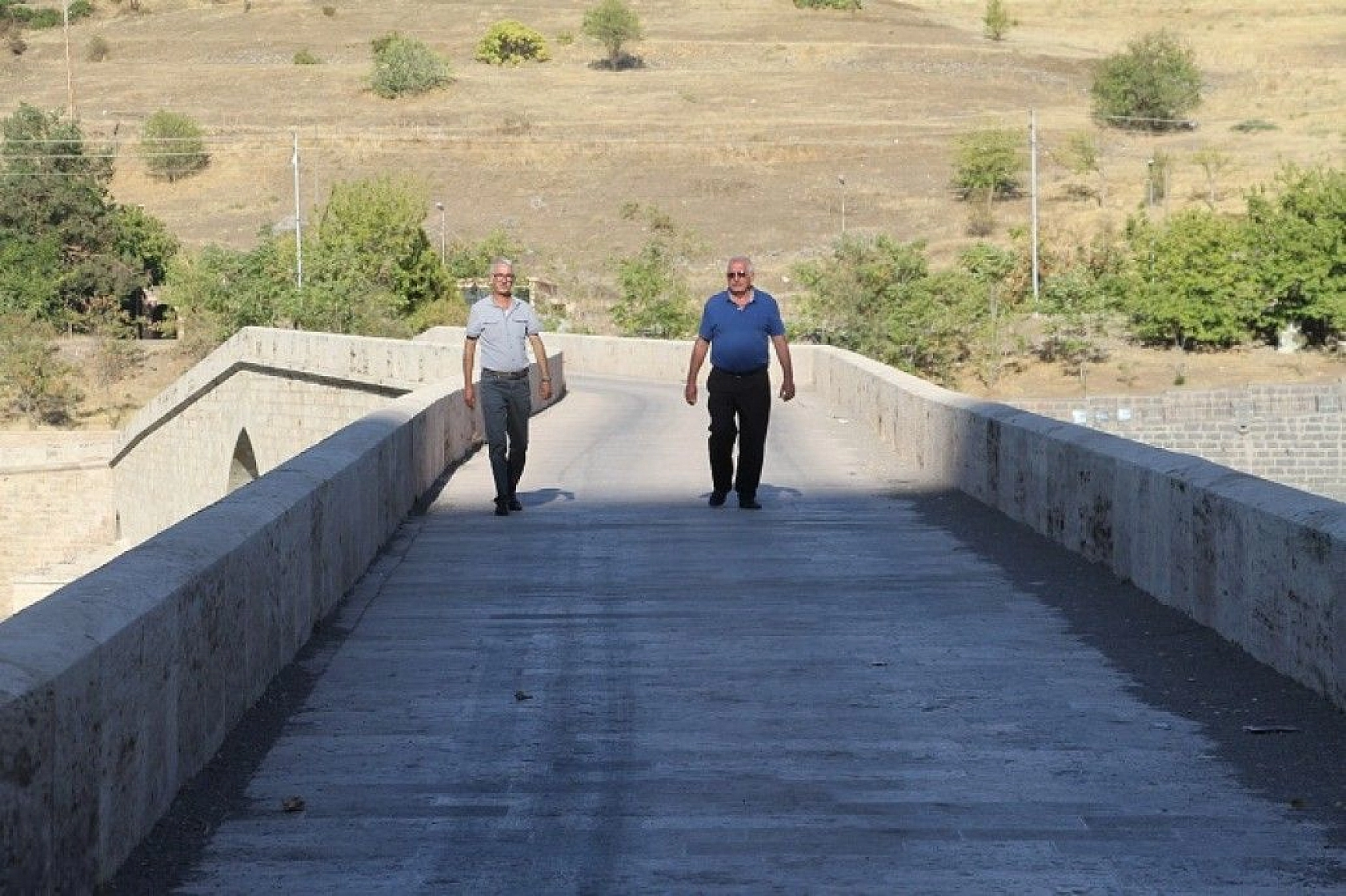 Yüzlerce yıllık Palu Köprüsü tarihe meydan okuyor