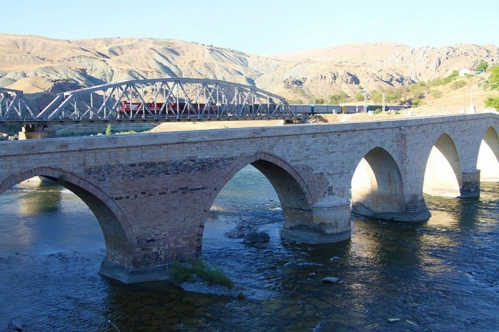 Yüzlerce yıllık Palu Köprüsü tarihe meydan okuyor