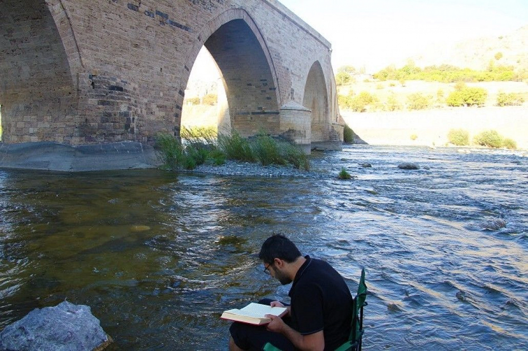 Yüzlerce yıllık Palu Köprüsü tarihe meydan okuyor