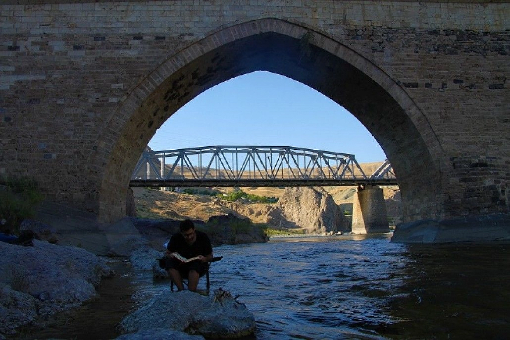 Yüzlerce yıllık Palu Köprüsü tarihe meydan okuyor
