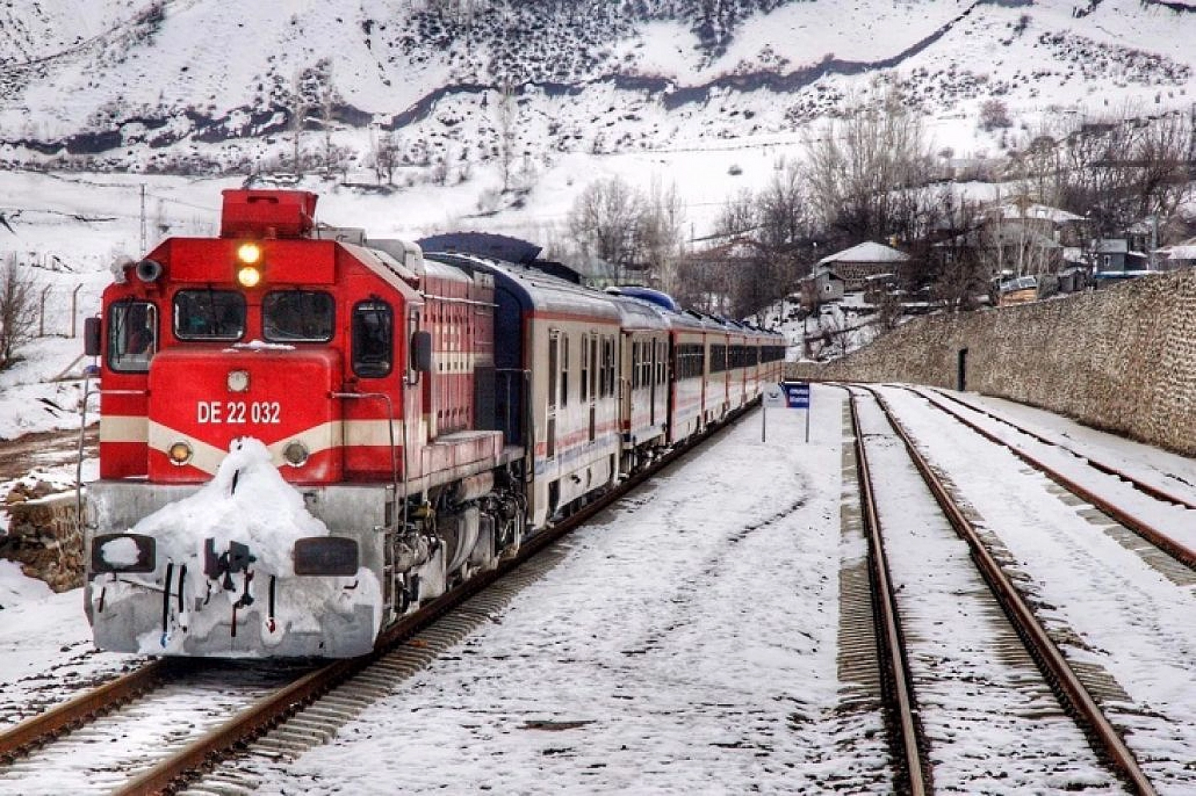 Elazığ-Tatvan arası tren yolculuğundan muhteşem kış manzaraları