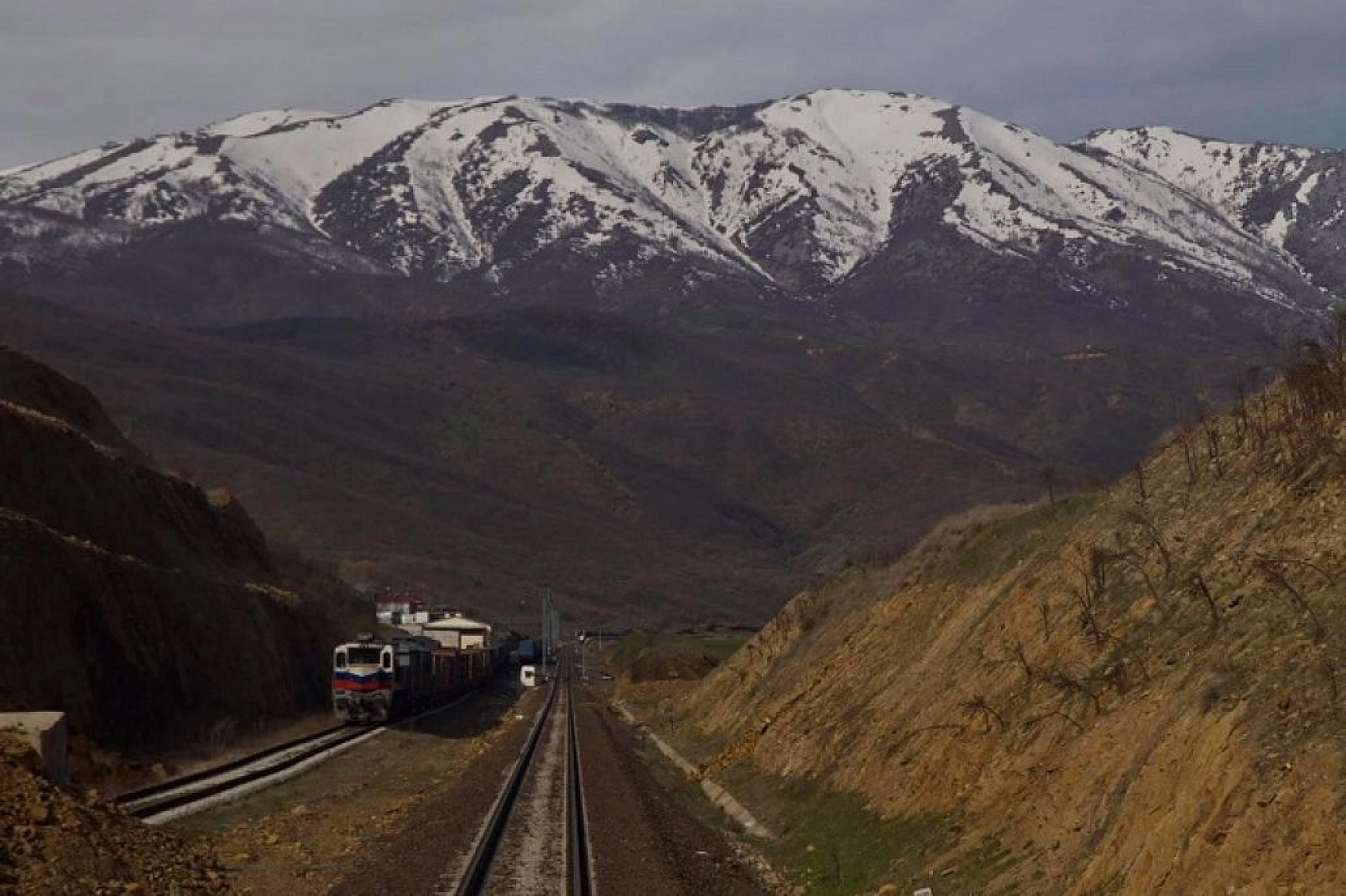 Elazığ-Tatvan arası tren yolculuğundan muhteşem kış manzaraları