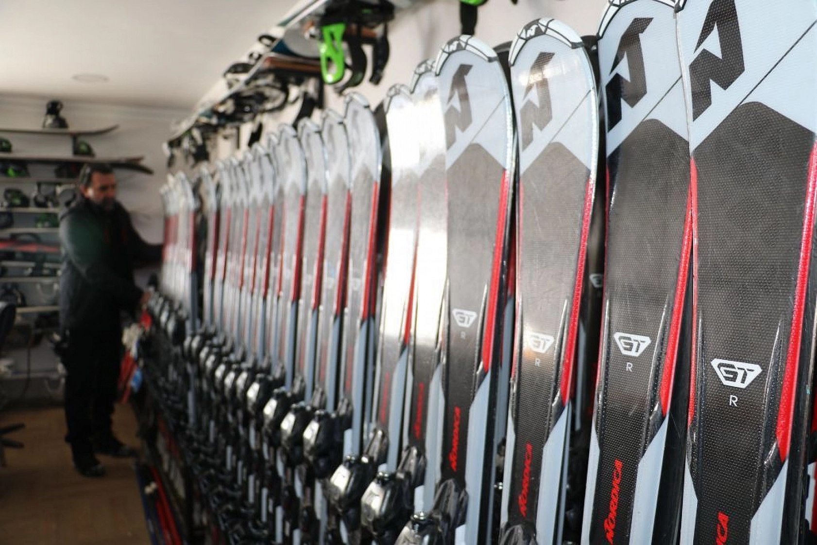 Göl manzaralı kayak merkezi sezona hazırlanıyor