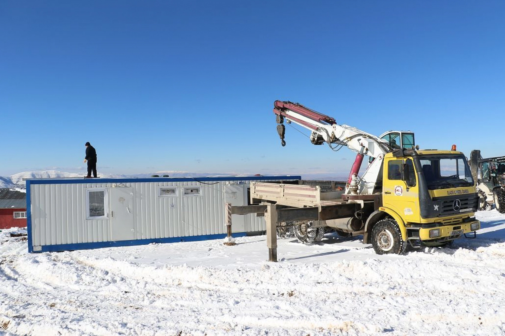 Göl manzaralı kayak merkezi sezona hazırlanıyor