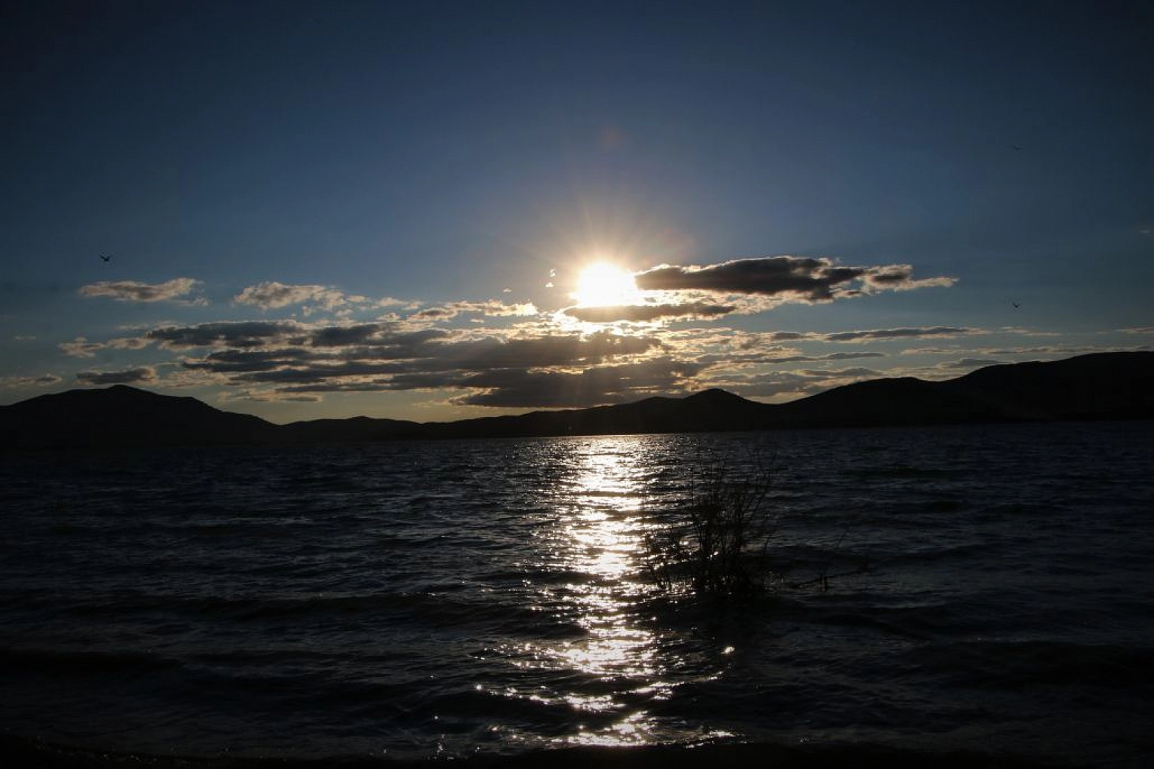 Hazar Gölü'nde günbatımı kartpostallık görüntüler oluşturdu