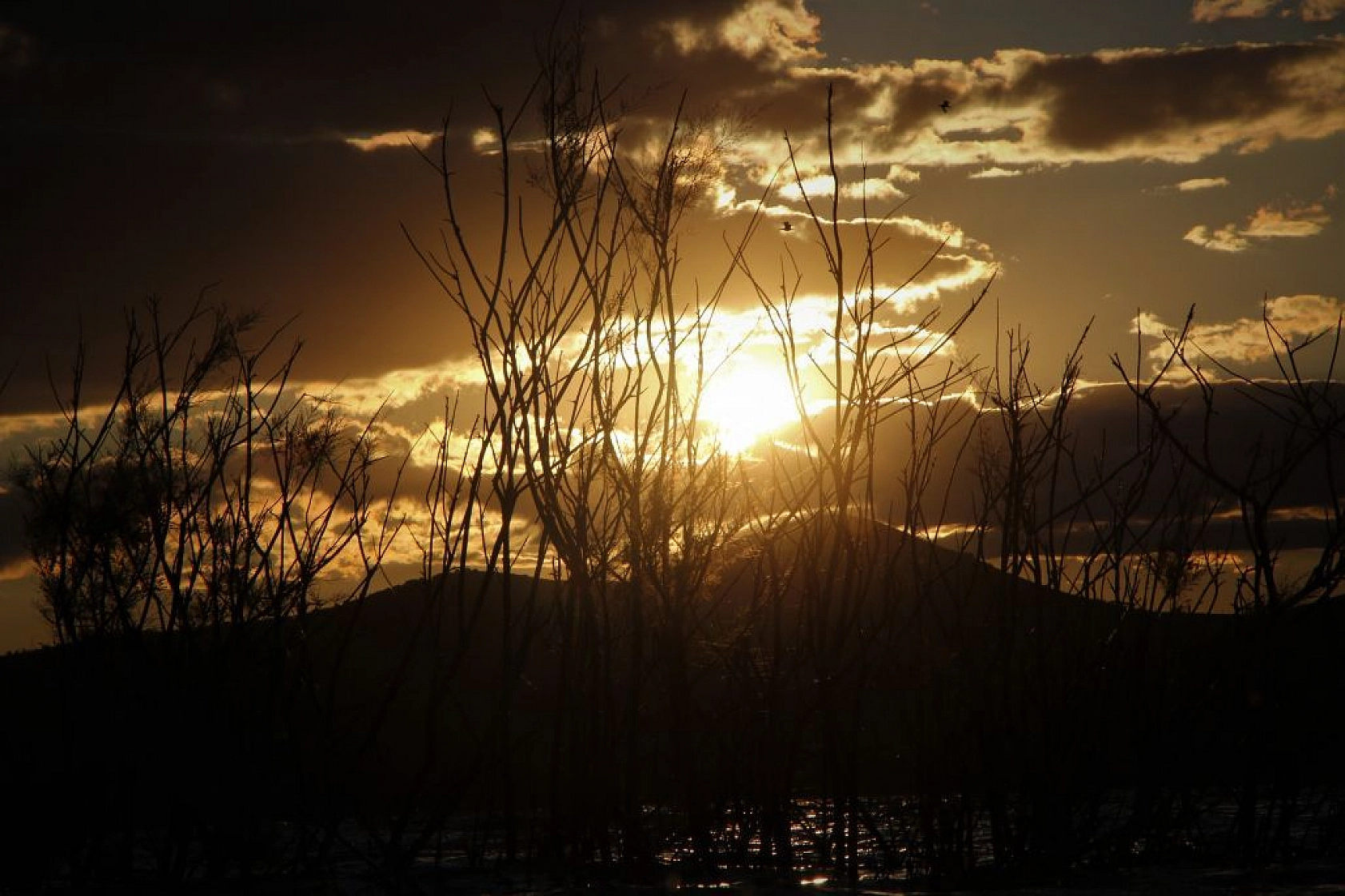 Hazar Gölü'nde günbatımı kartpostallık görüntüler oluşturdu