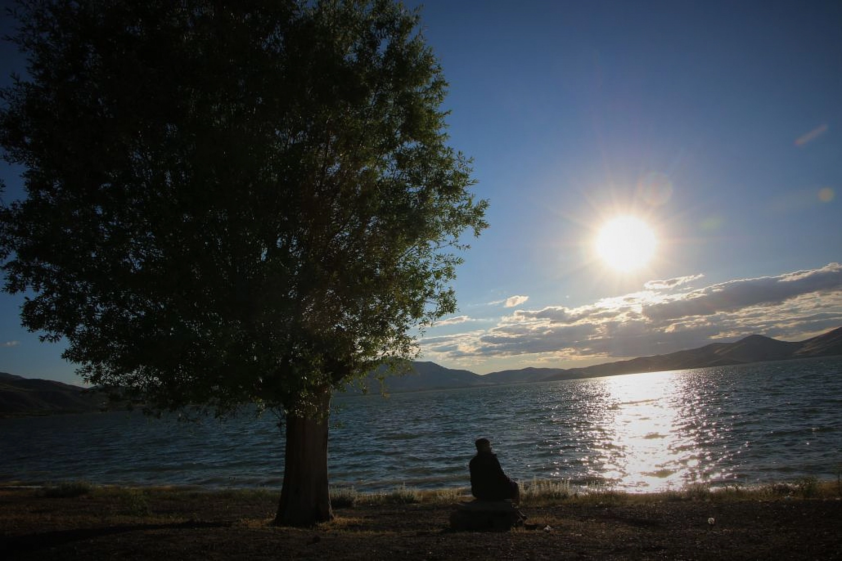 Hazar Gölü'nde günbatımı kartpostallık görüntüler oluşturdu