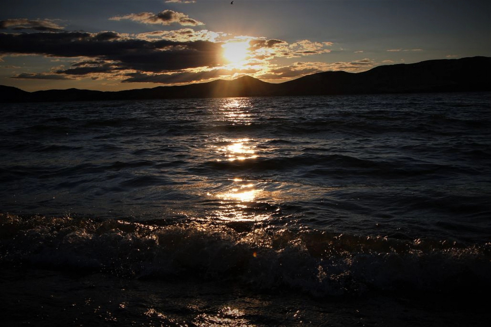 Hazar Gölü'nde günbatımı kartpostallık görüntüler oluşturdu