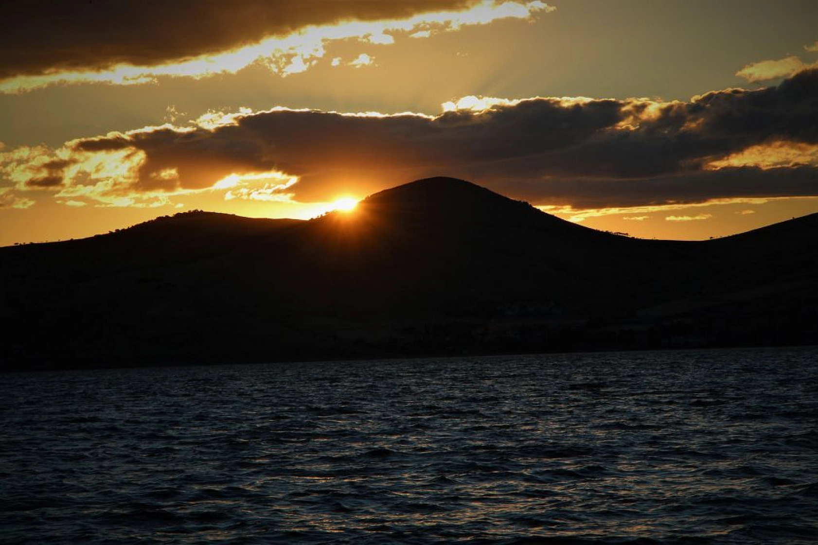 Hazar Gölü'nde günbatımı kartpostallık görüntüler oluşturdu