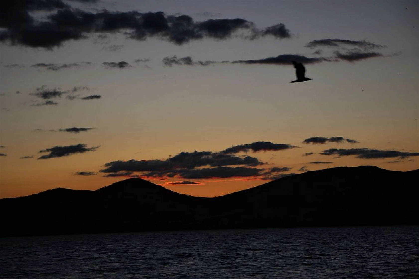 Hazar Gölü'nde günbatımı kartpostallık görüntüler oluşturdu