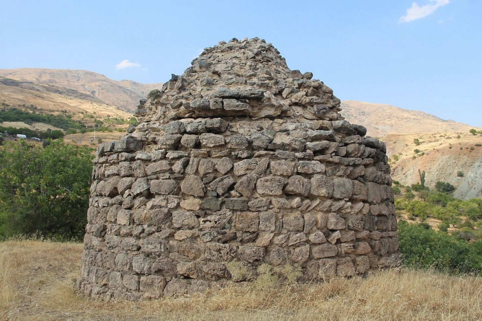 800 Yıllık Kümbet Zamana Direniyor