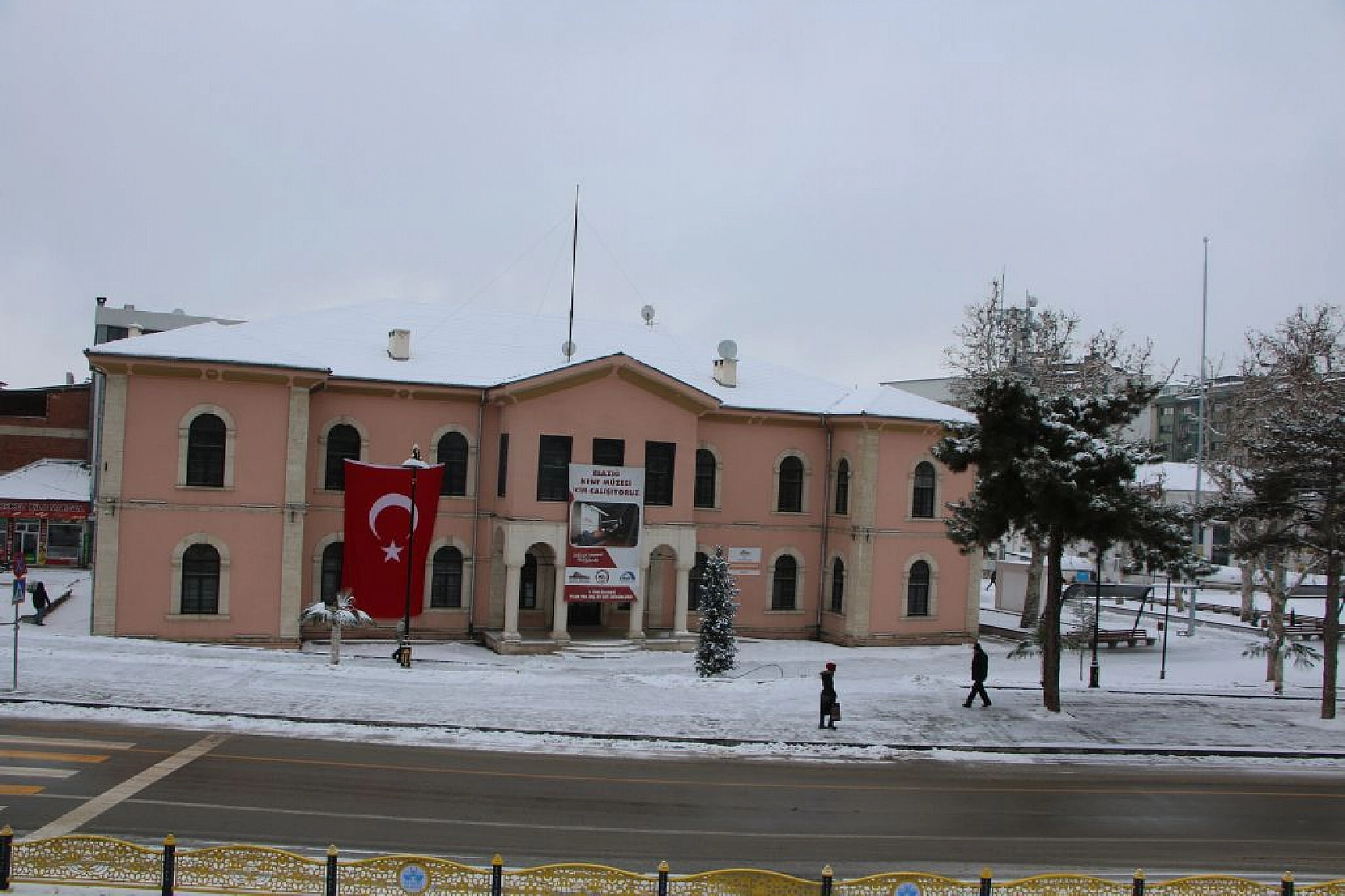 Elazığ'da kar kartpostallık görüntüler oluşturdu