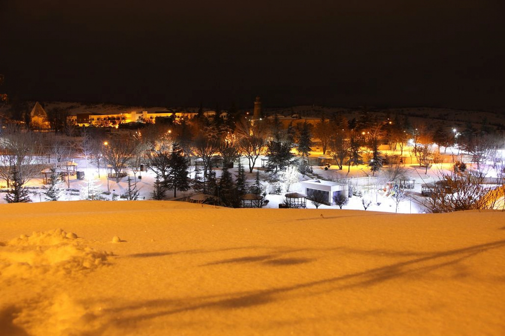 Elazığ'da kar kartpostallık görüntüler oluşturdu