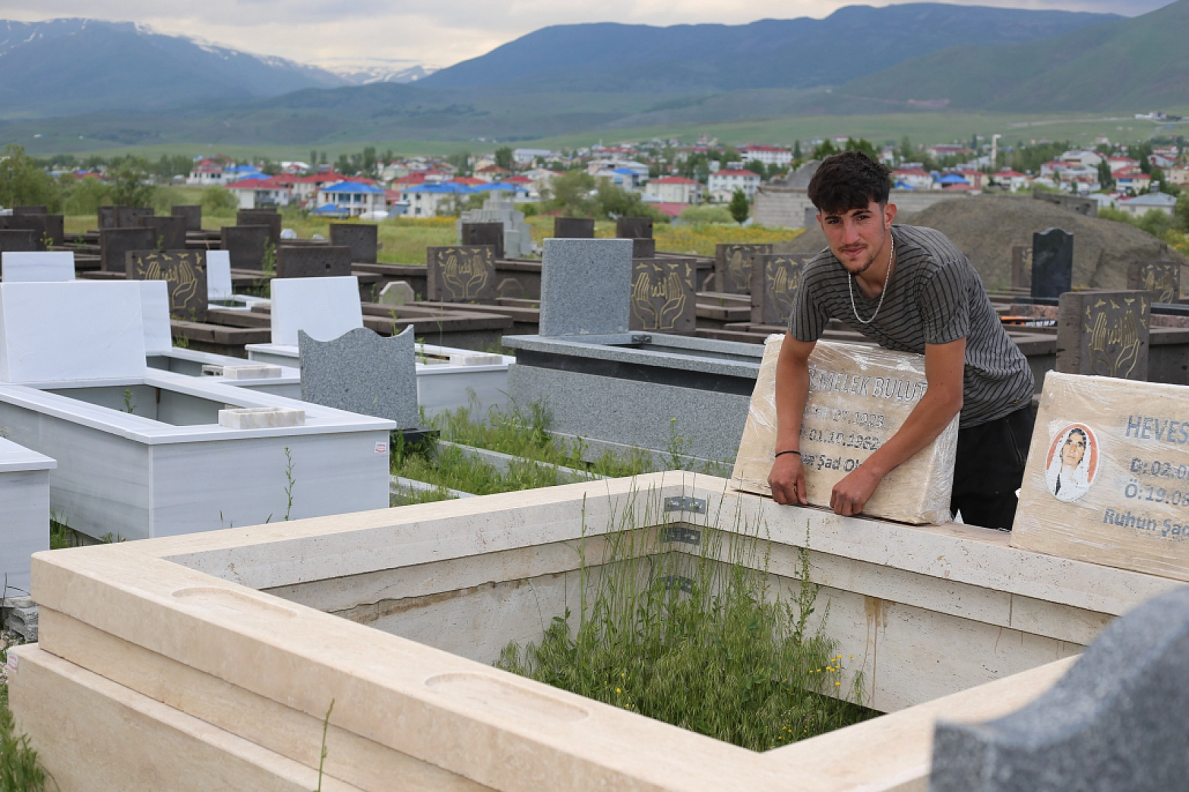 Böyle Kampanya Görülmedi O İlçede Ölmeyen Kaynana İçin Yüzde 50 İndirimli Mezar Taşı