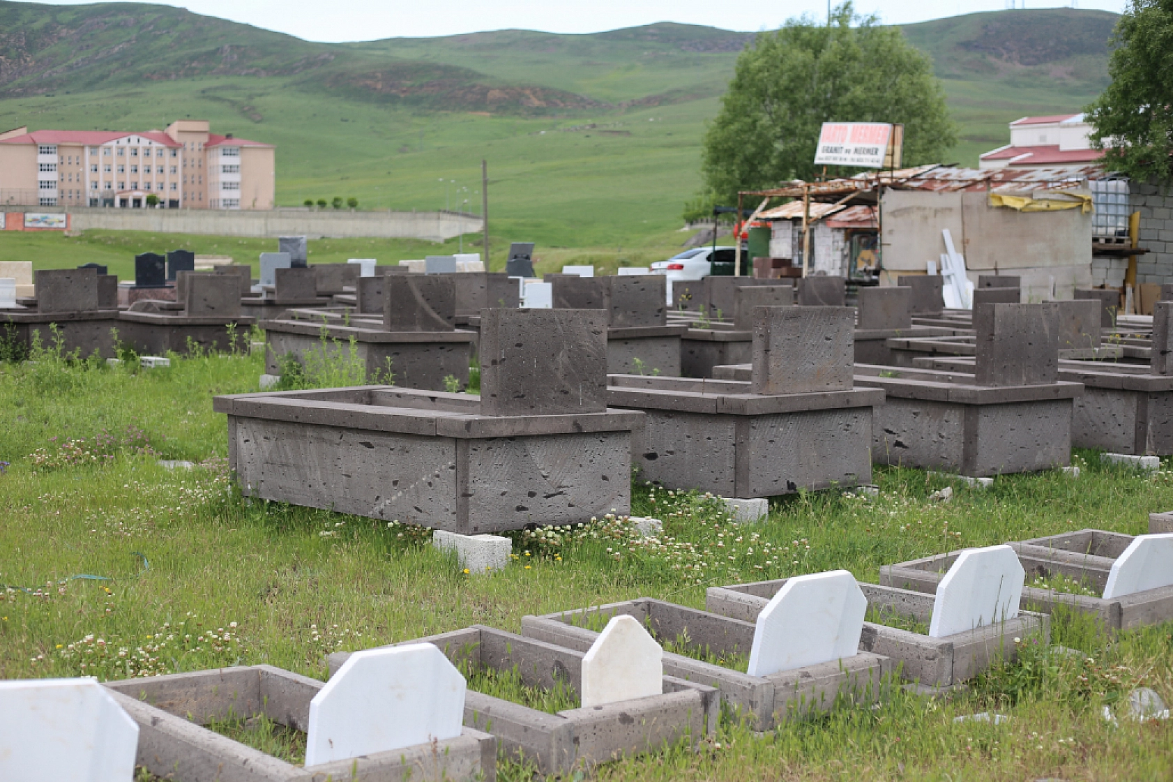 Böyle Kampanya Görülmedi O İlçede Ölmeyen Kaynana İçin Yüzde 50 İndirimli Mezar Taşı