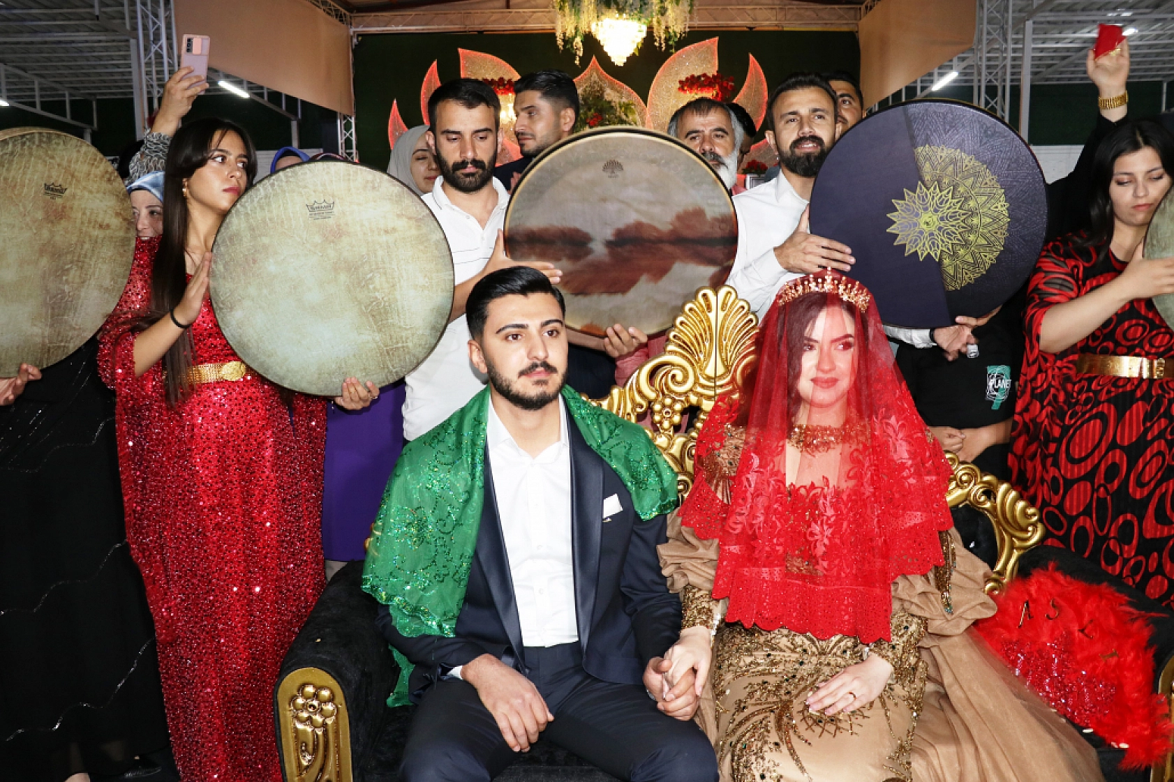 Aşiret Düğününde Geline 3 Kilo Altın, Damada 4 Milyon TL Takıldı