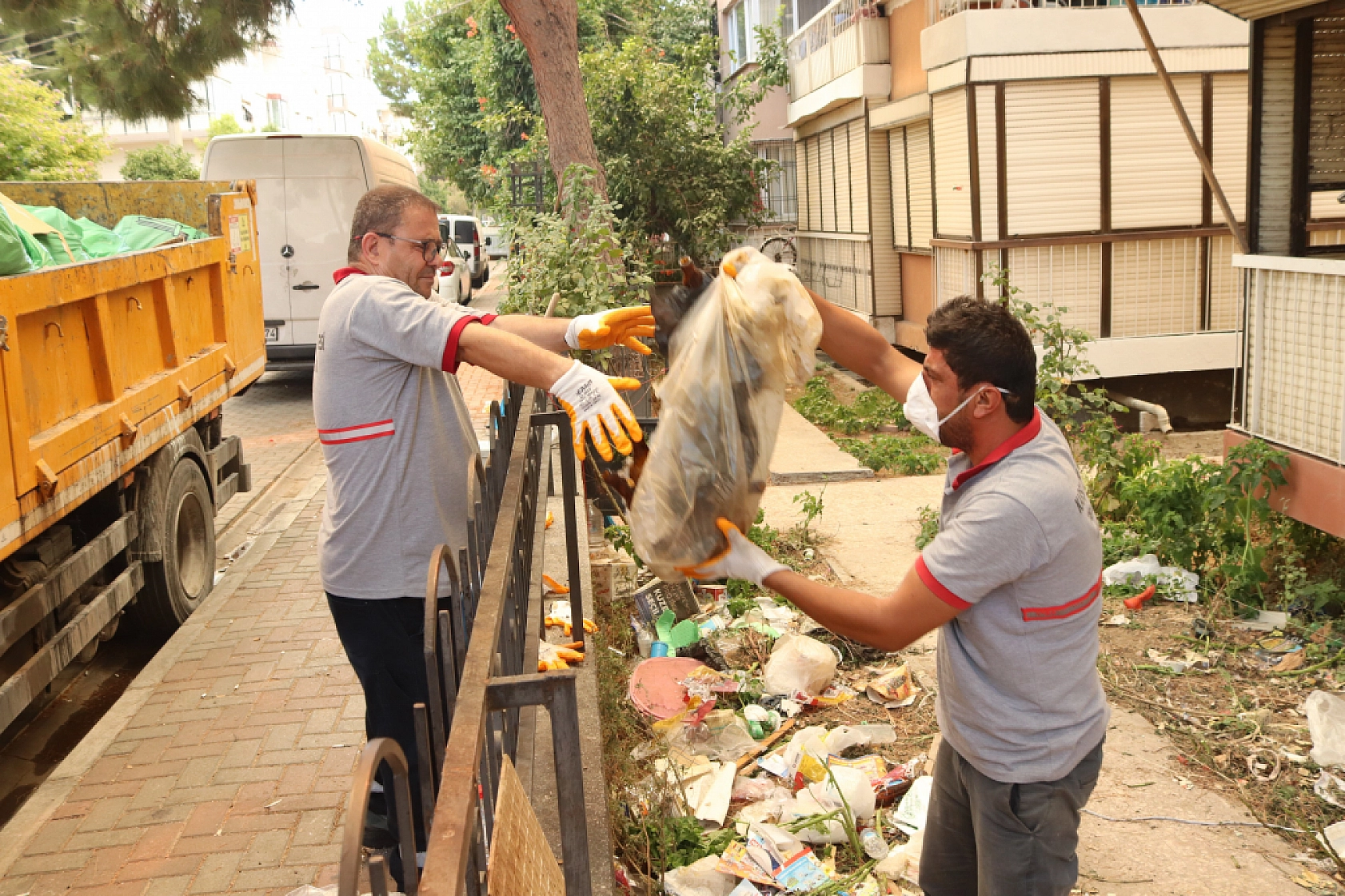 Evde 25 yıl boyunca çöp biriktirmişler