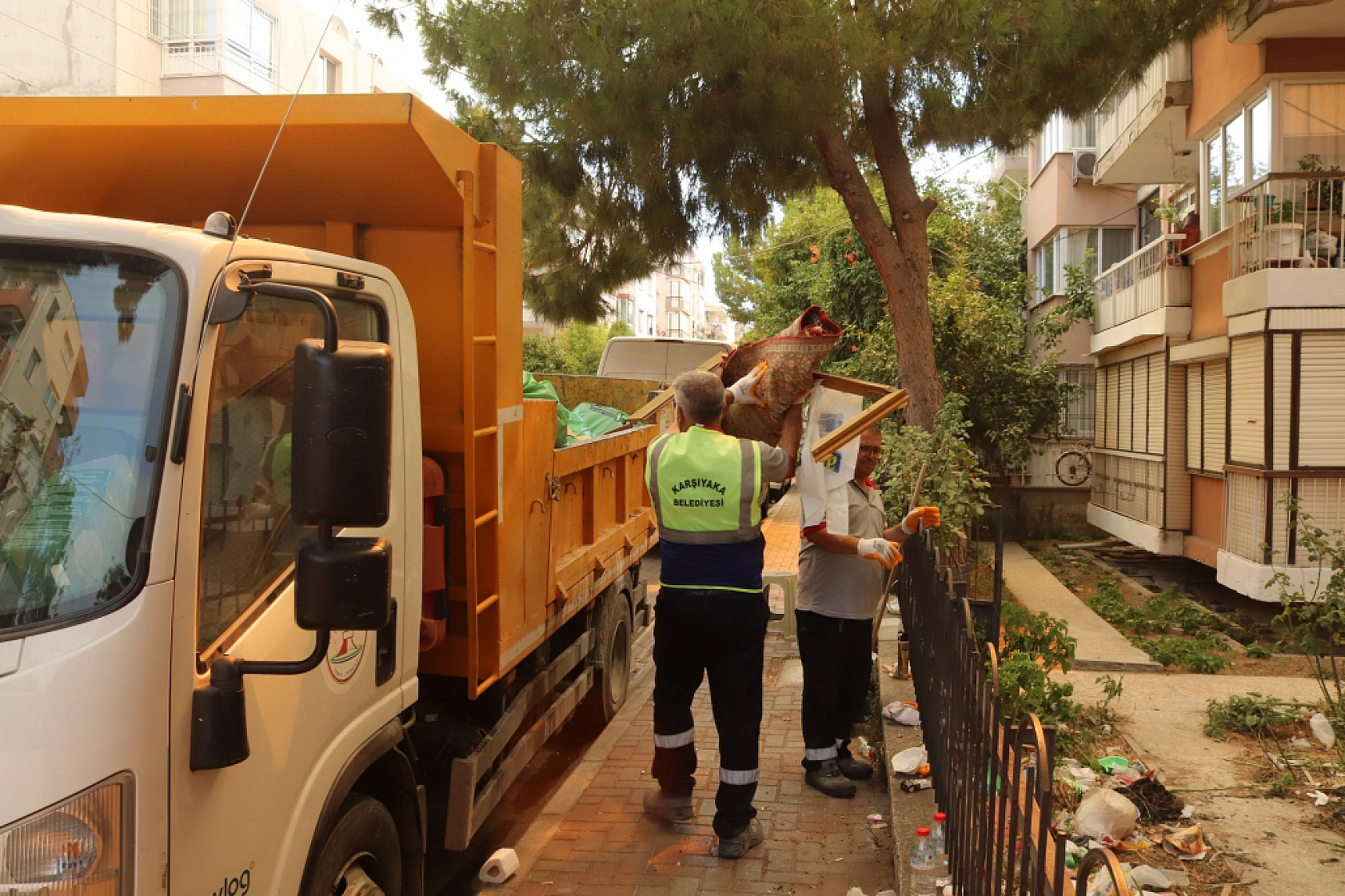 Evde 25 yıl boyunca çöp biriktirmişler