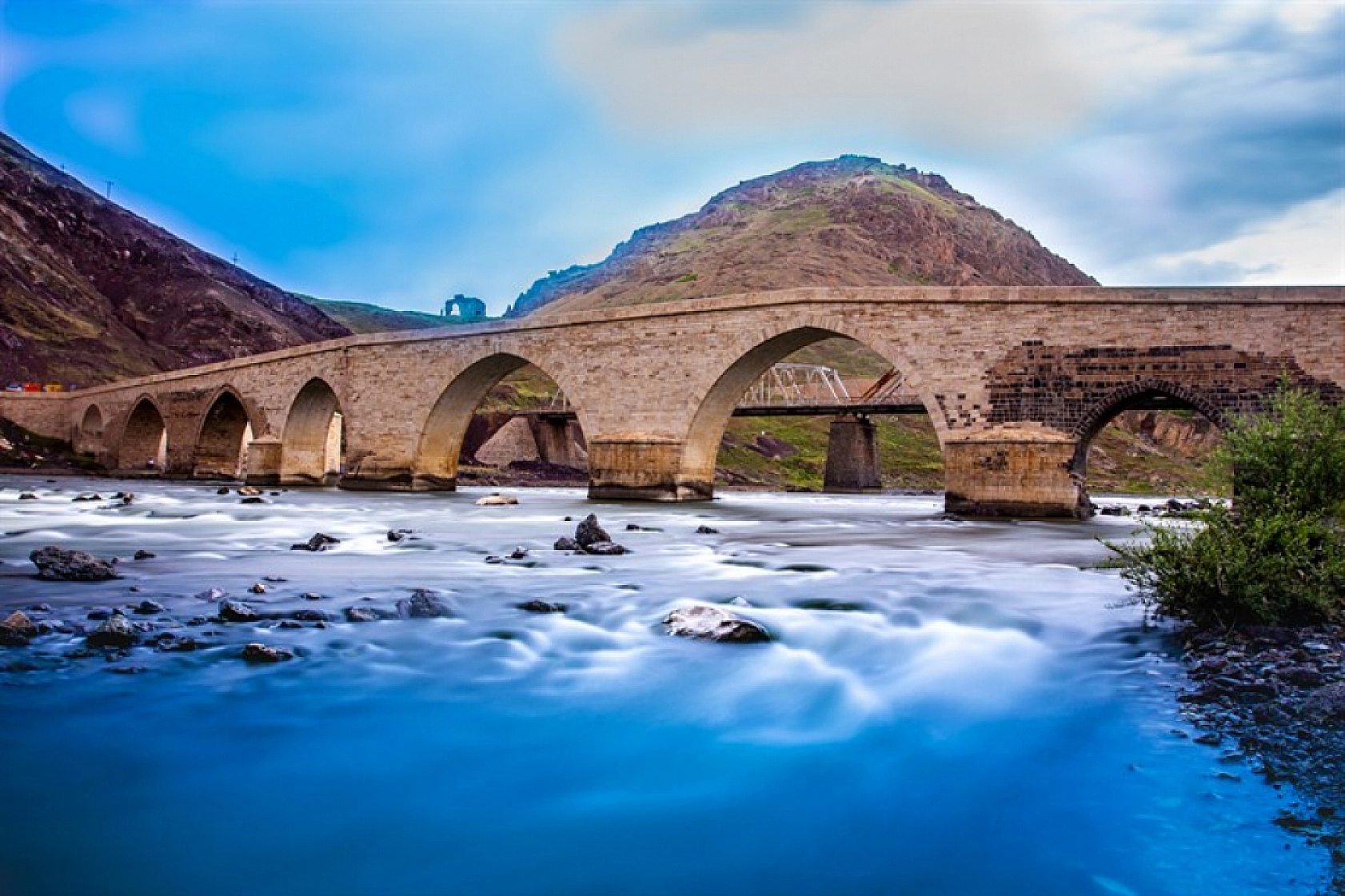 Elazığ'da bulunan tarihi köprü zamana direniyor! 156 metre olması dikkatlerden kaçmıyor