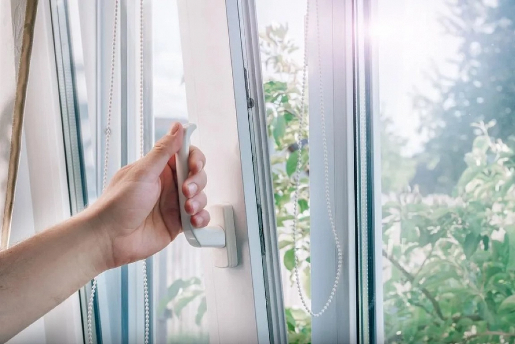 Kış aylarında pencereden gelen soğuğu bıçak gibi kesiyor! İşte doğalgaz faturasını yarı yarıya düşüren o yöntem