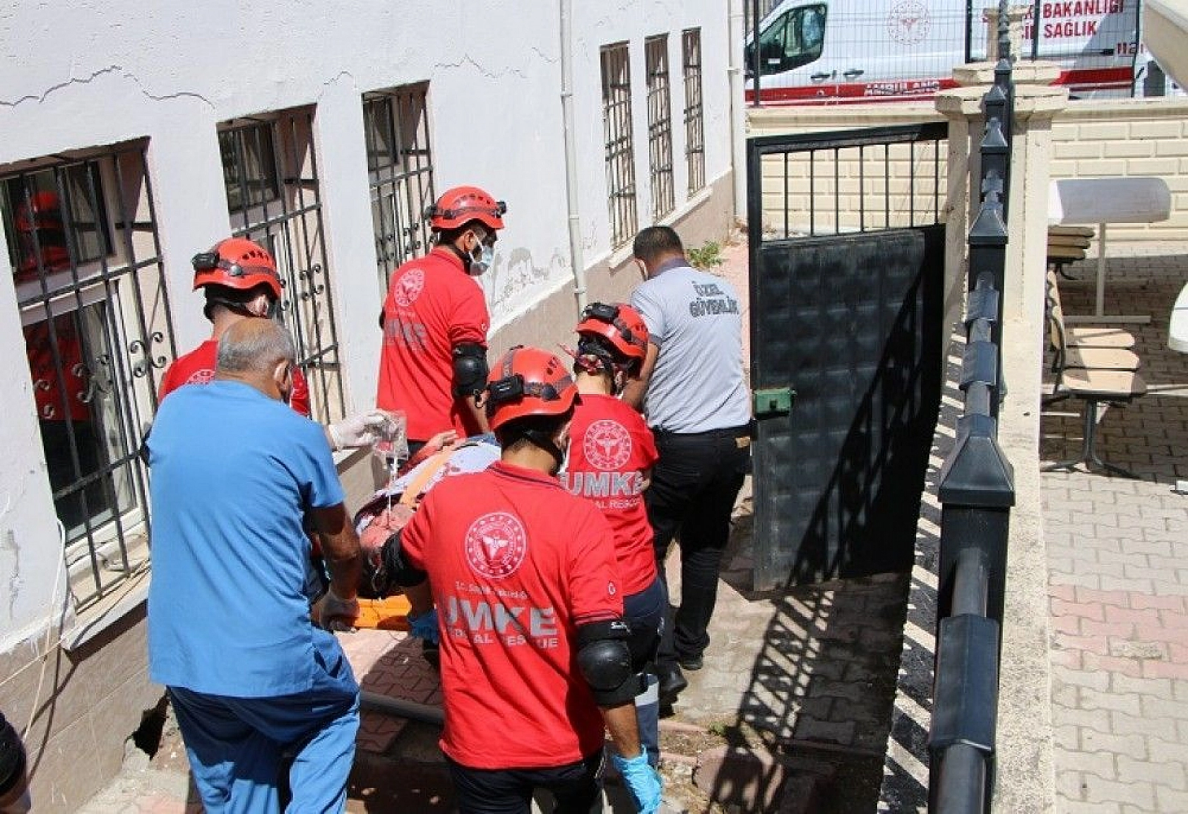 Elazığ'da deprem ve yangın tatbikatı nefes kesti